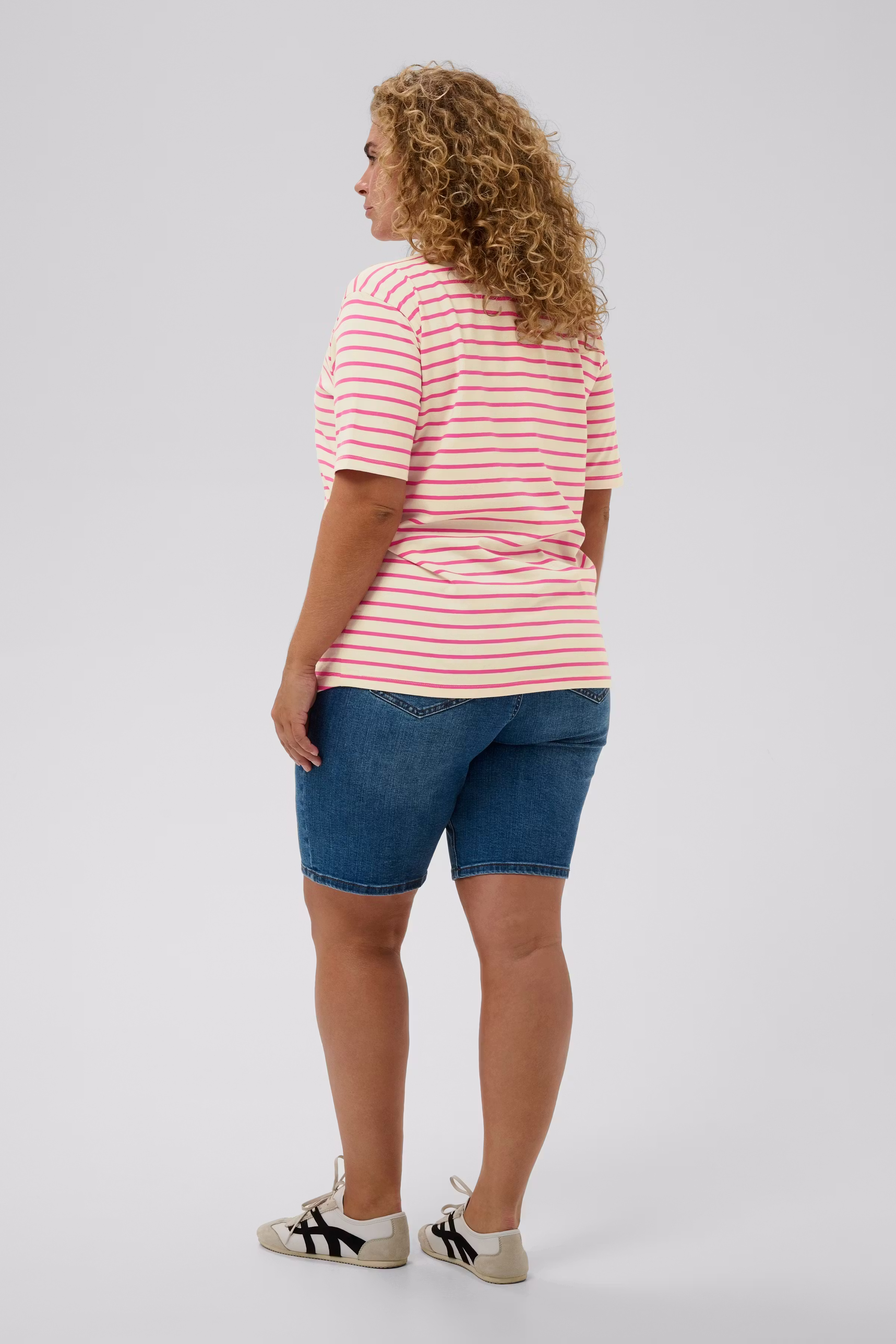 KCWinni T-shirt LOOKBOOK BACK 10582376-109453