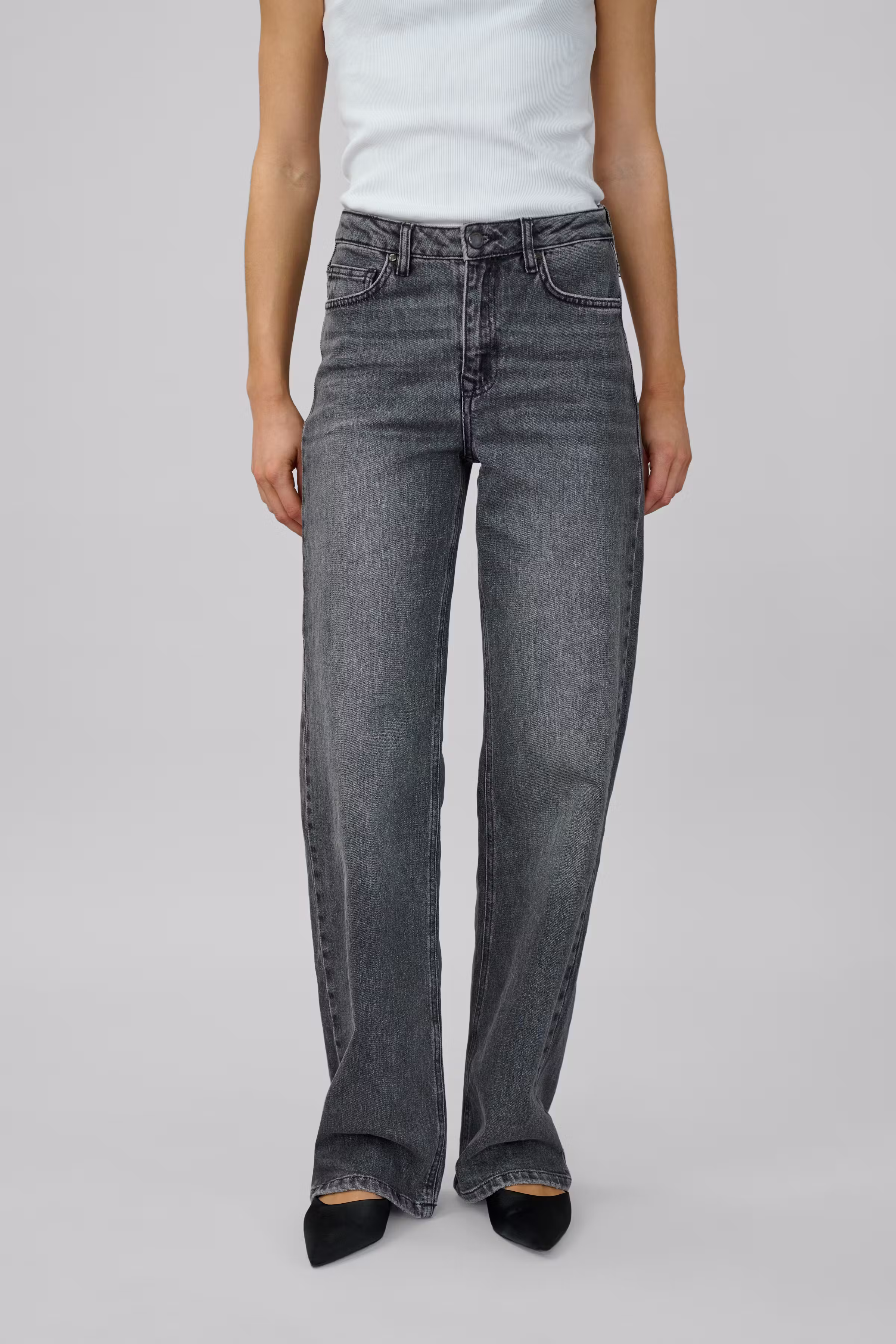 05 THE LOUIS HIGH WIDE JEANS LOOKBOOK FRONT 10704222-100087