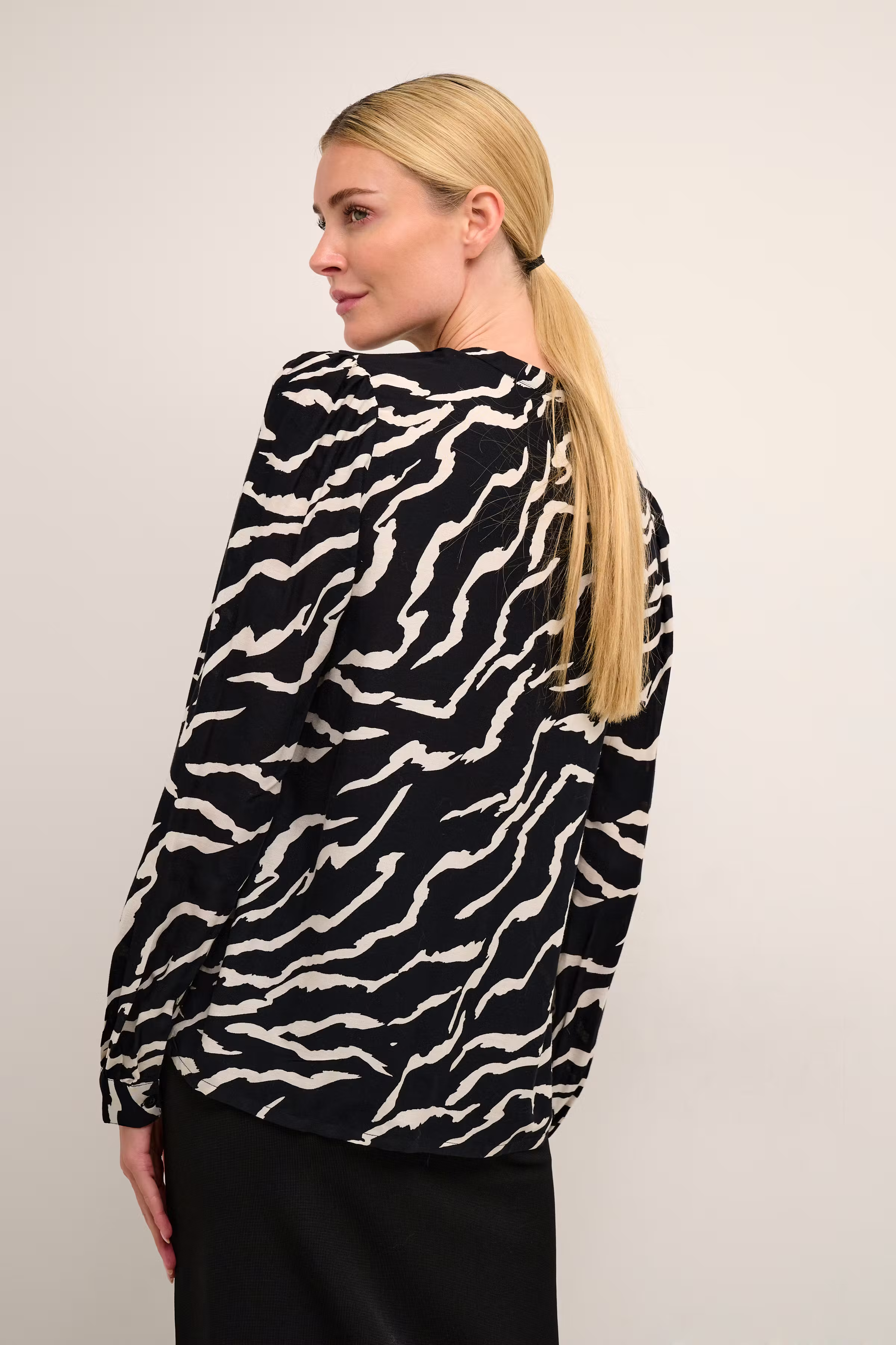 KAsomia Bluse LOOKBOOK BACK 10507259-103939