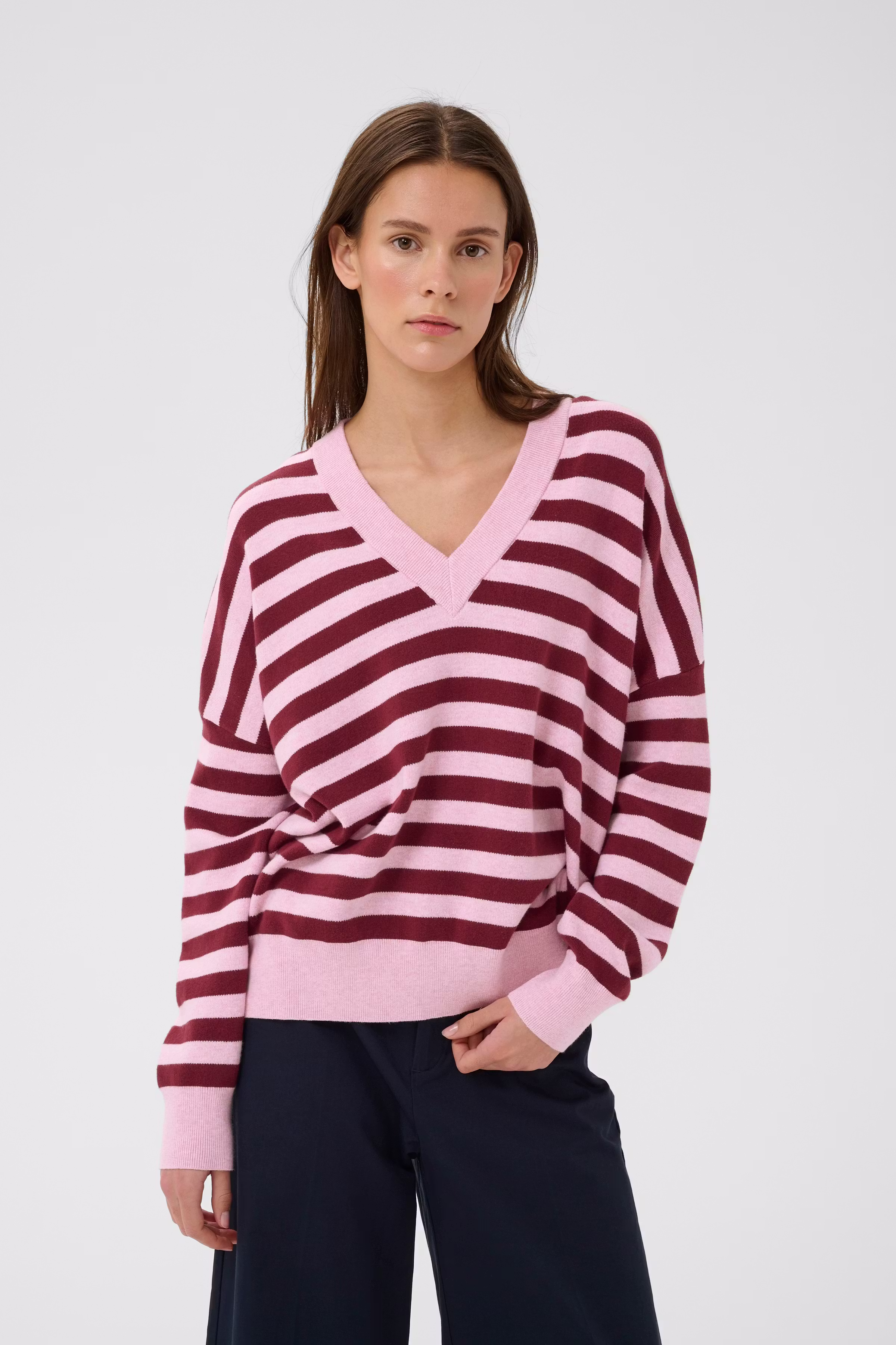 FosterIW V-neck Pullover LOOKBOOK FRONT 30106899-900006894