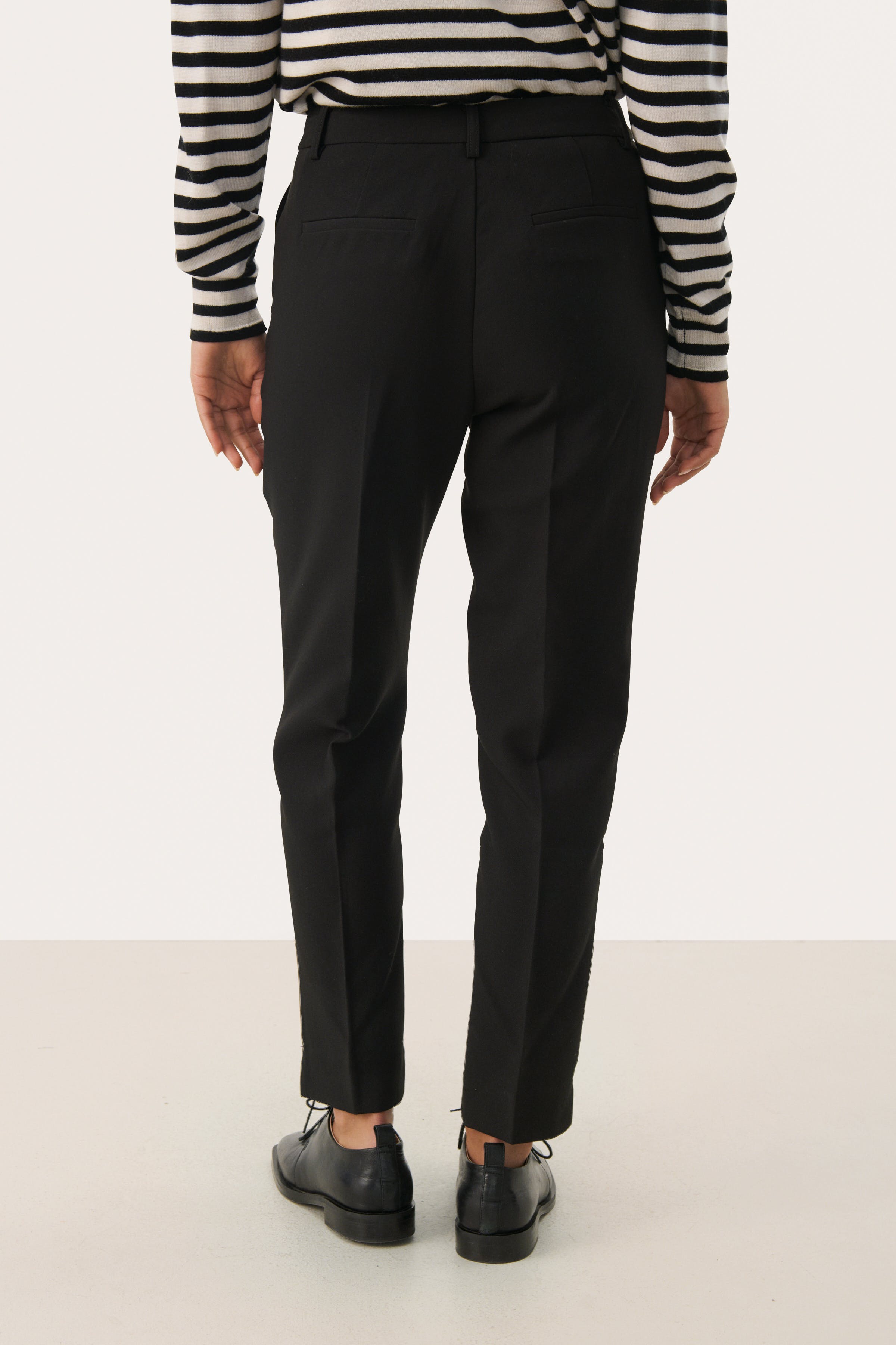 UrbanaPW Hose LOOKBOOK BACK 30308262-194008