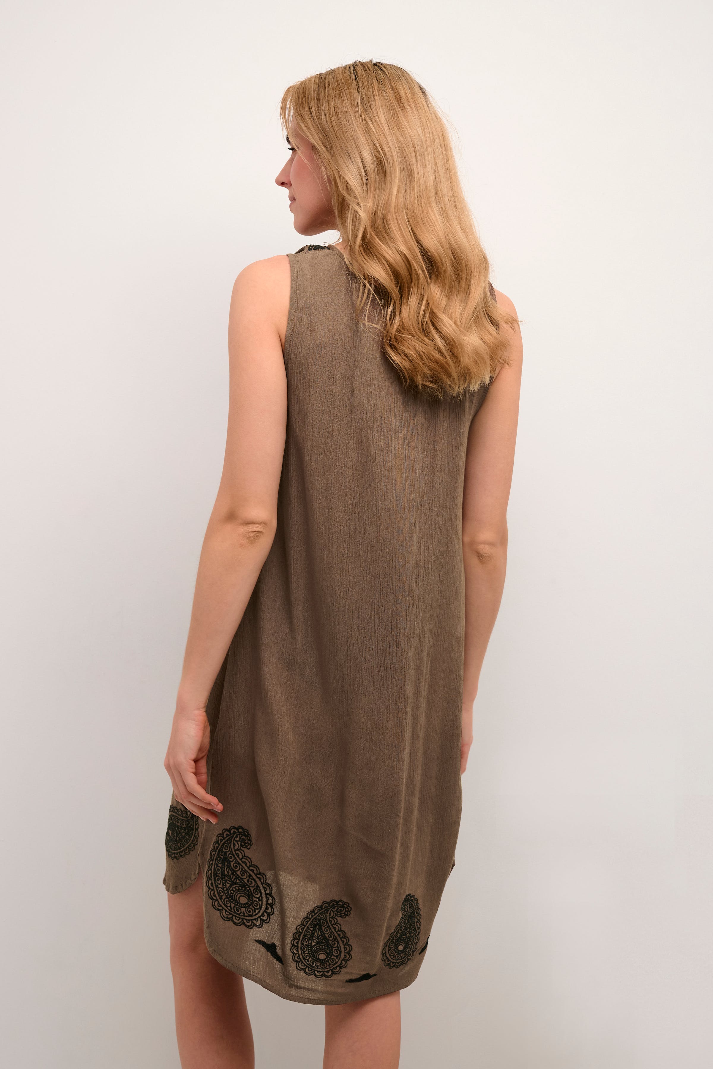 BPyrsa Kleid LOOKBOOK BACK 10590277-190809B