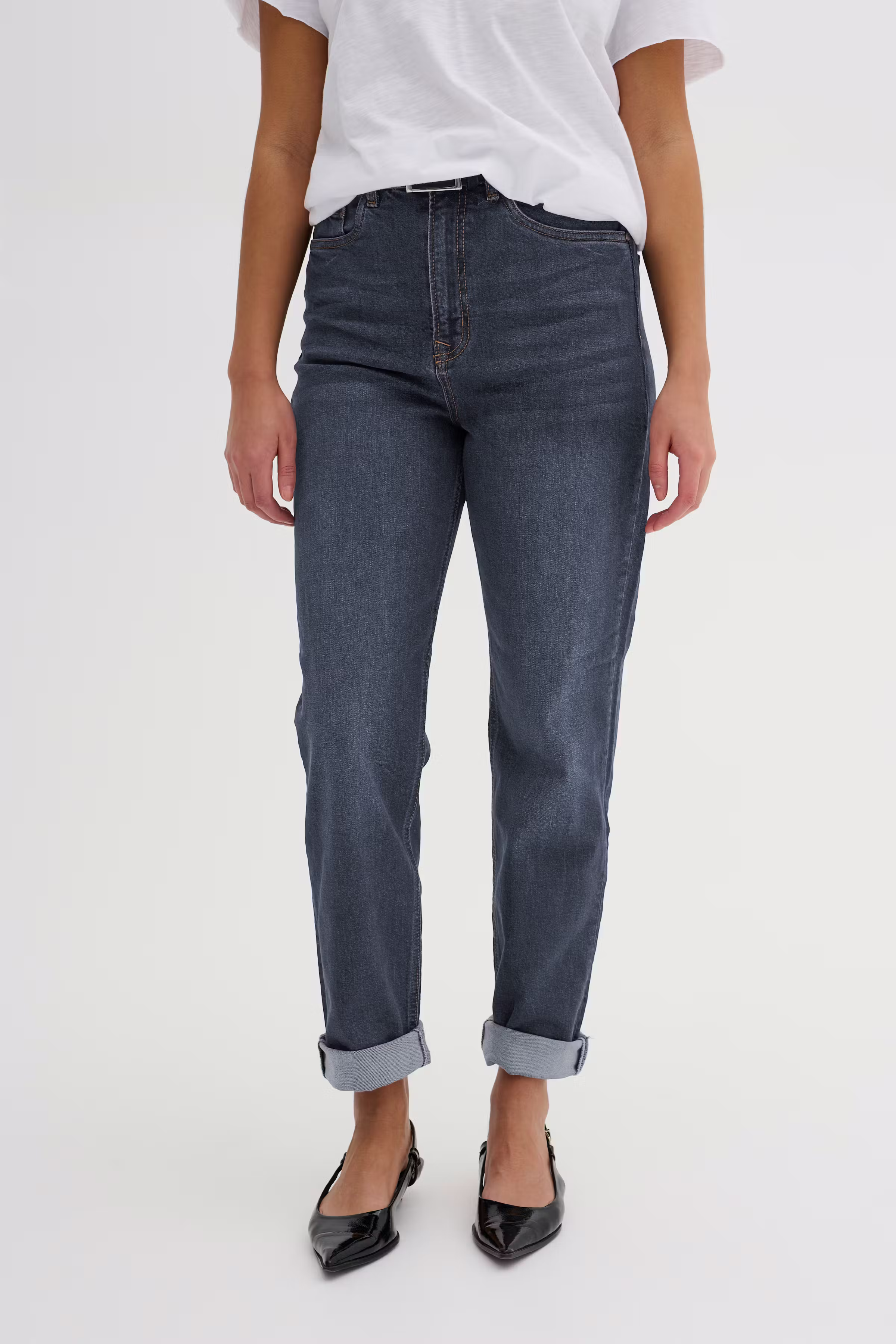 34 THE MOM 107 XHIGH STRAIGHT LOOKBOOK FRONT 10703606-100062