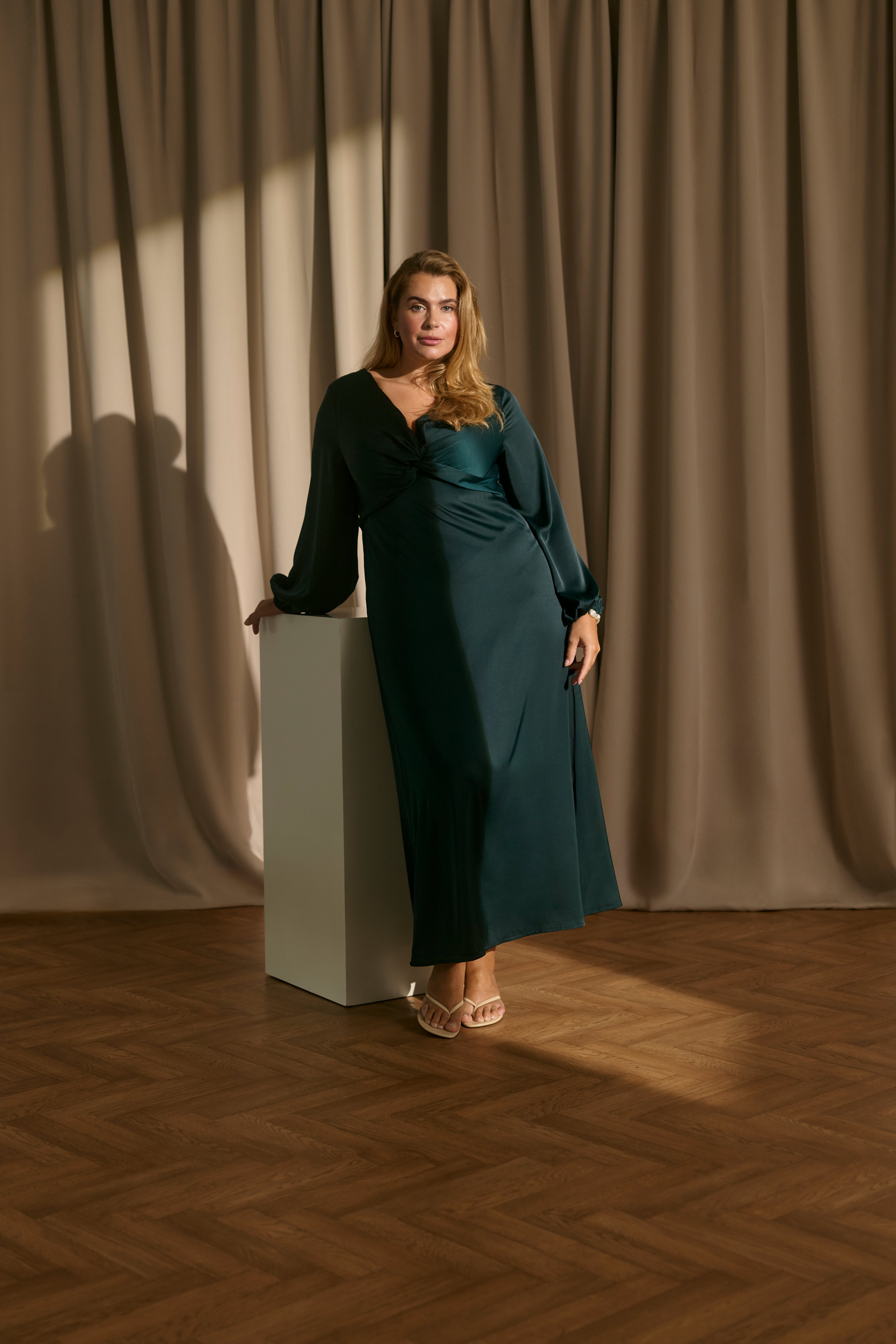 KCjamie Kleid LOCATION NONE 10584343-190509