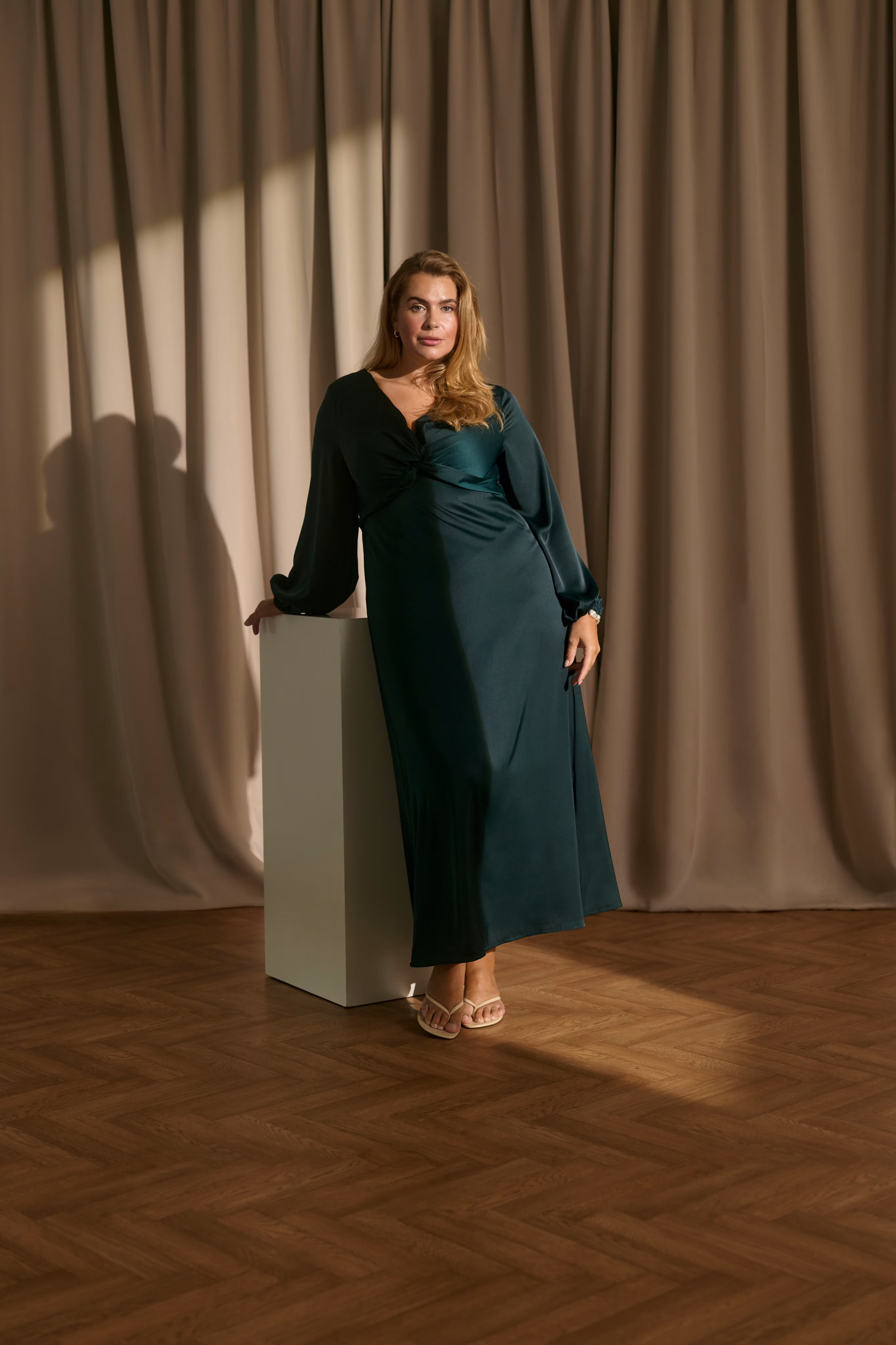 KCjamie Kleid LOCATION NONE 10584343-190509