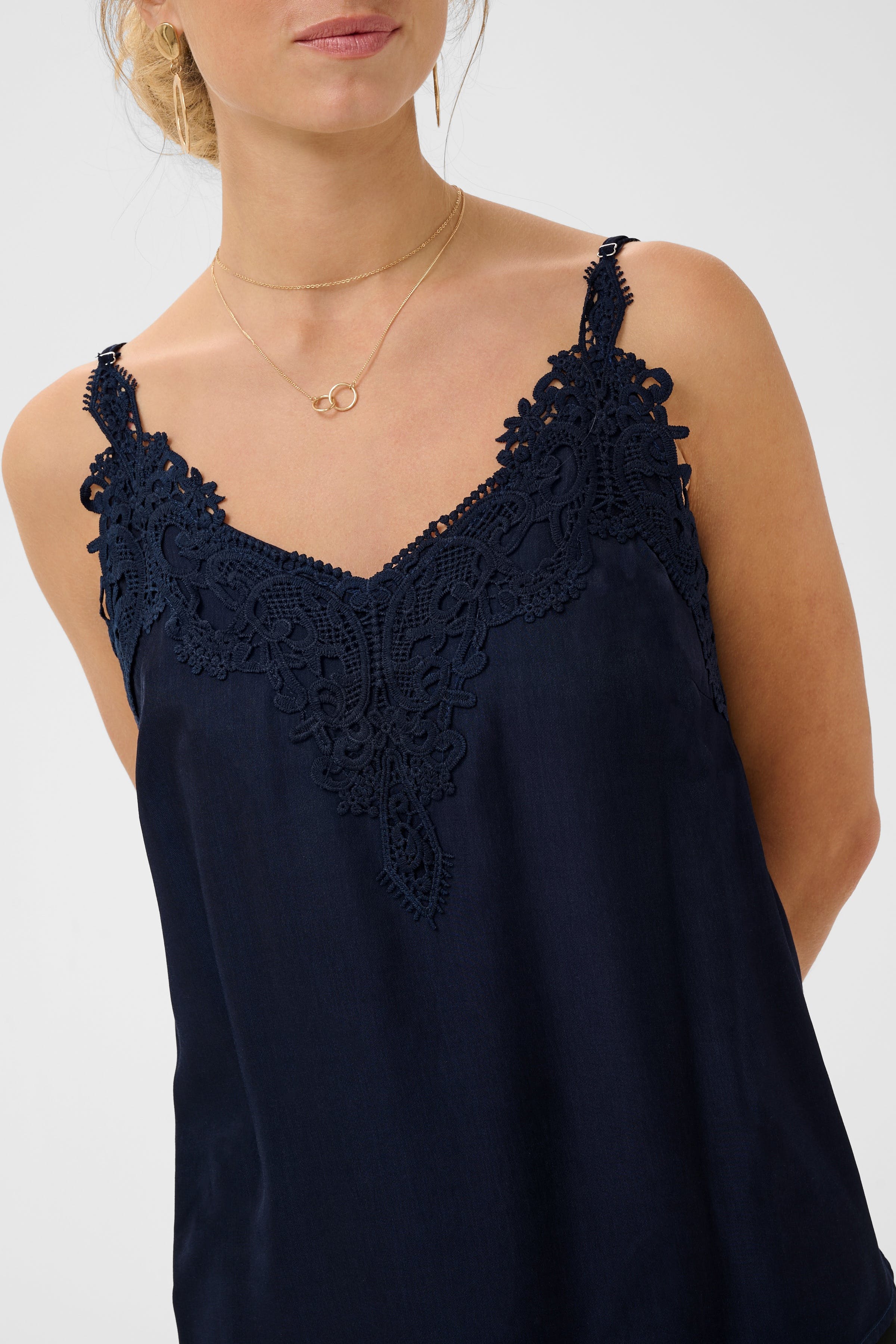 CRANNA Top LOOKBOOK DETAIL 10611224-193922
