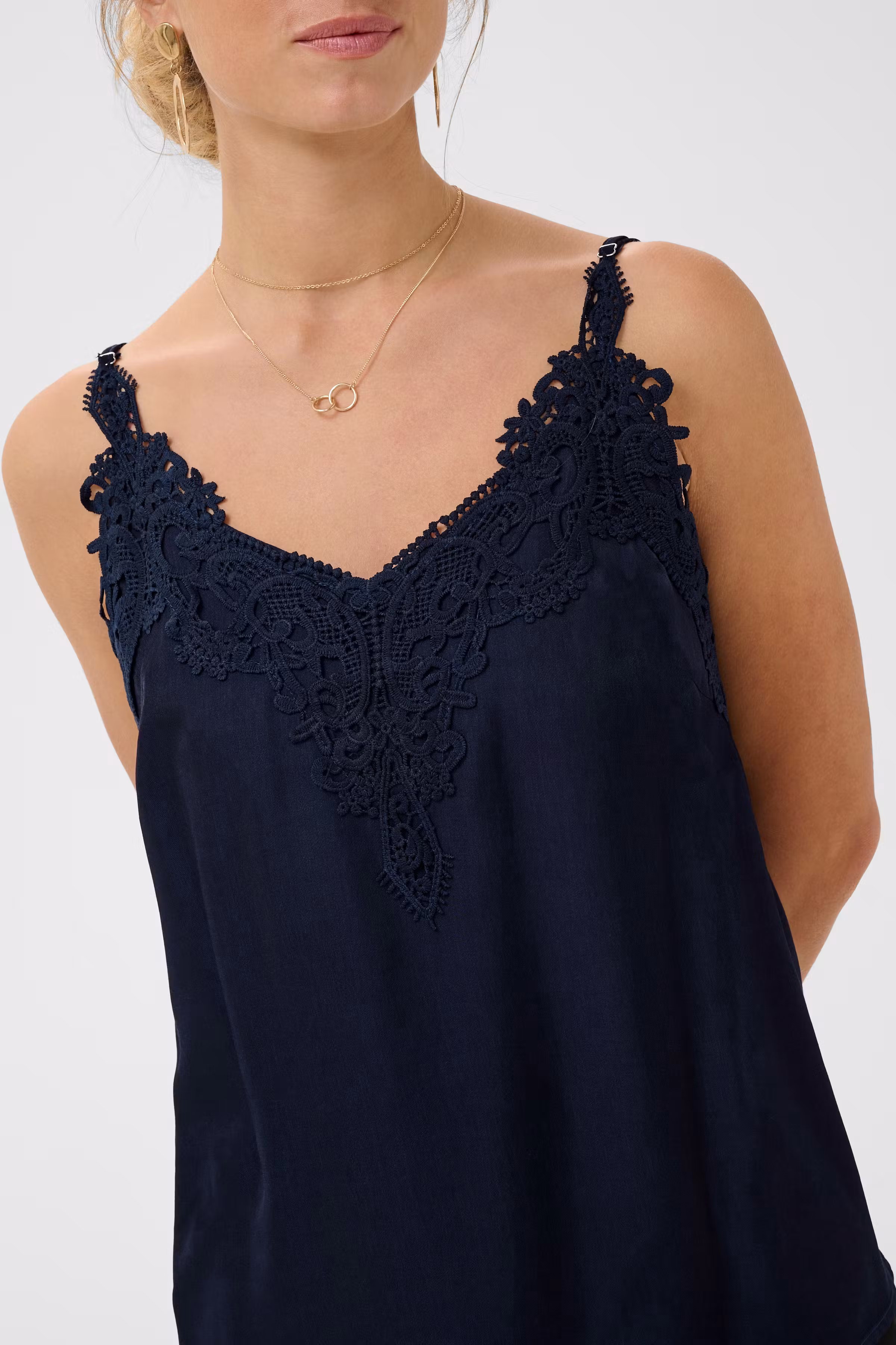 CRAnna Top LOOKBOOK DETAIL 10611224-193922