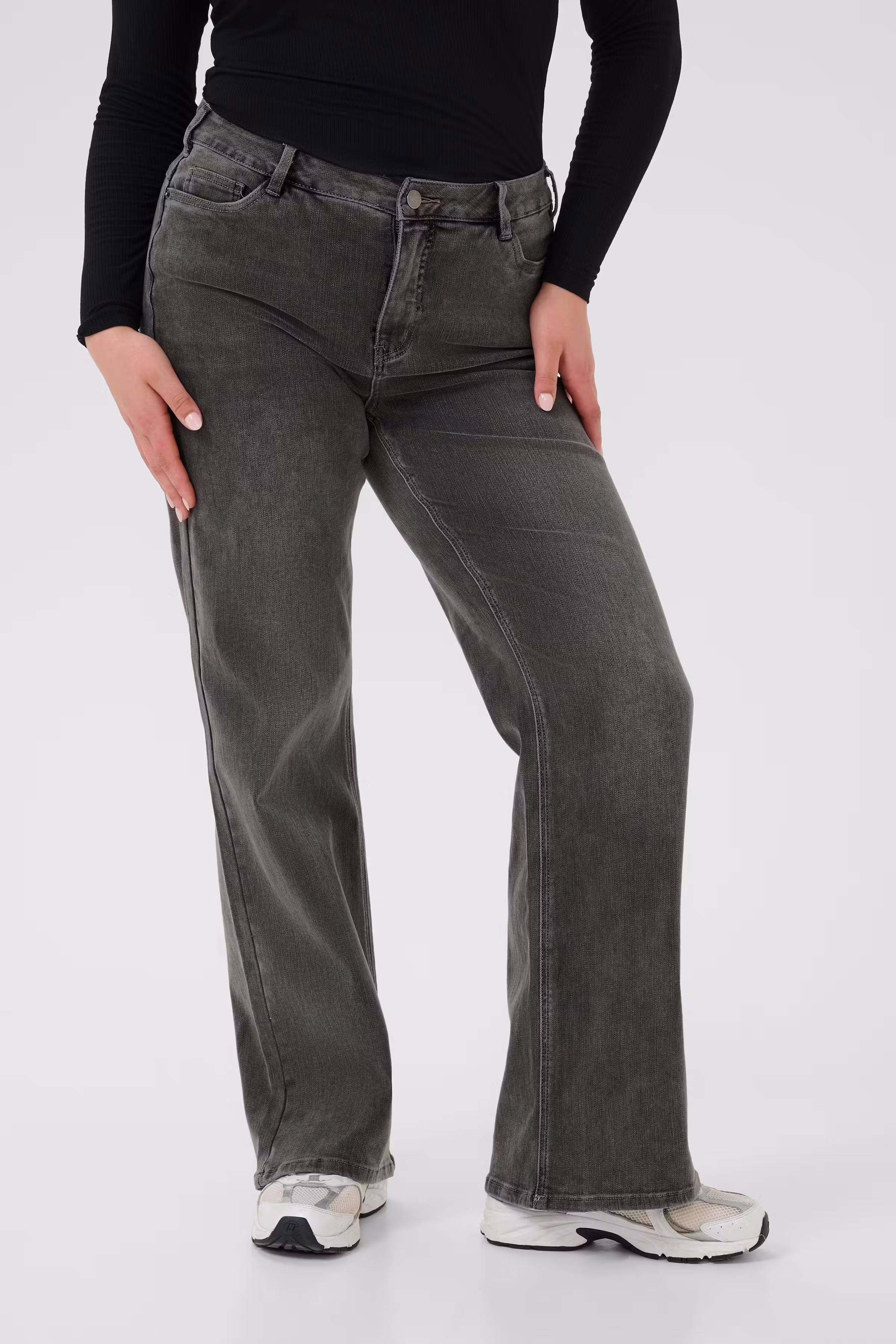 KCsina Flared Jeans LOOKBOOK FRONT 10583446-103162