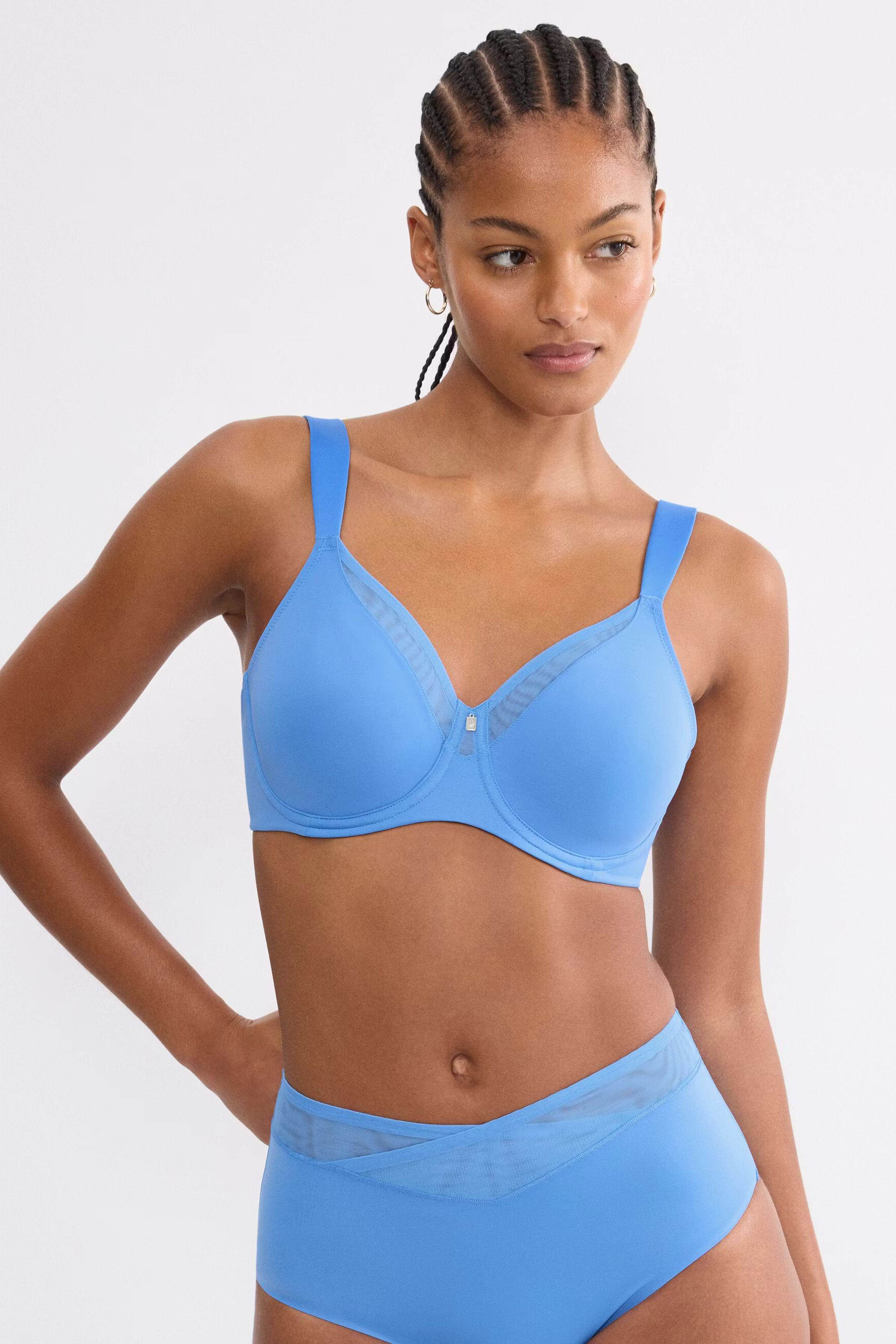 TrueShape BH LOOKBOOK FRONT 40500260-T005J