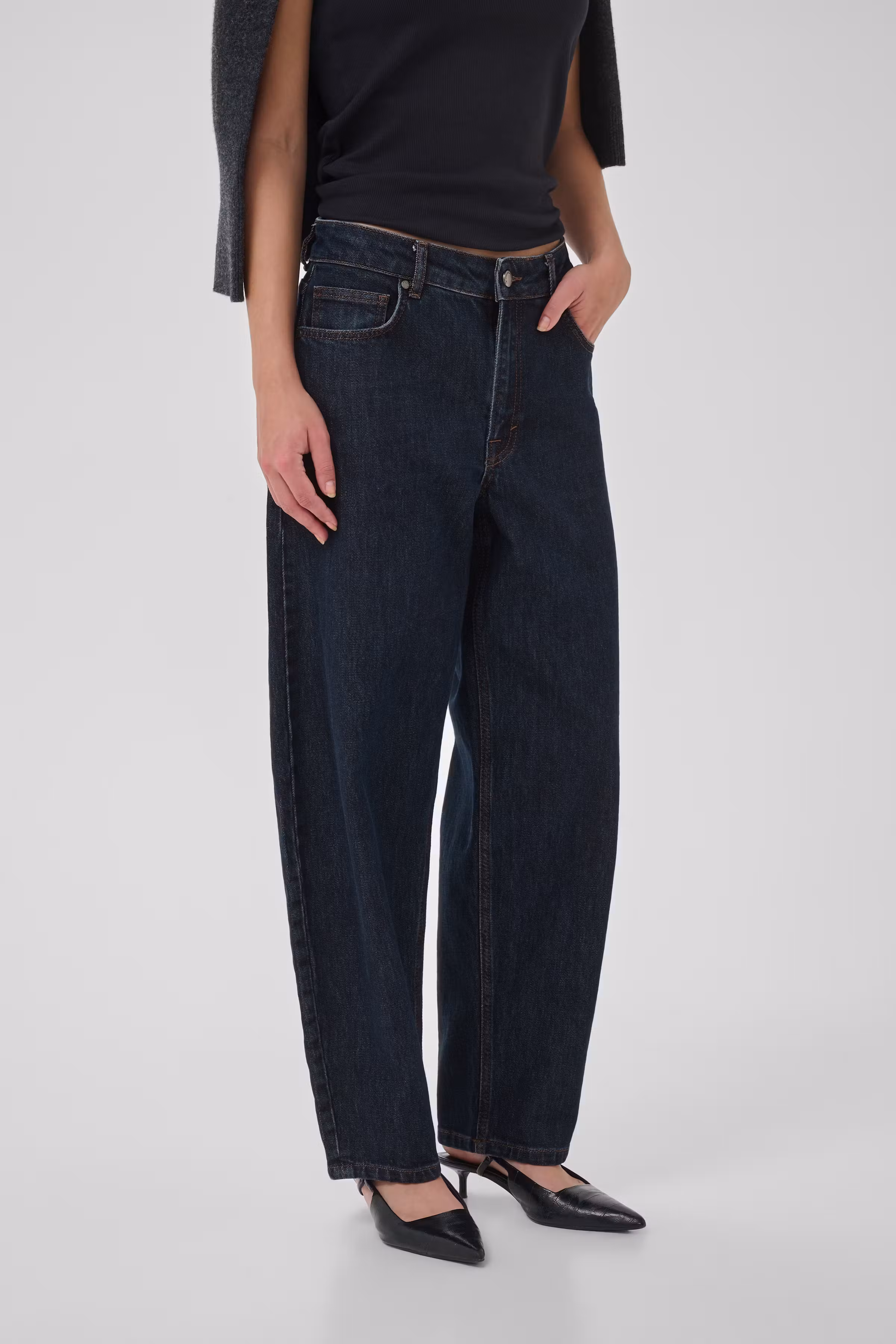BalooMW Barrel Jeans LOOKBOOK FRONT 10705092-100067