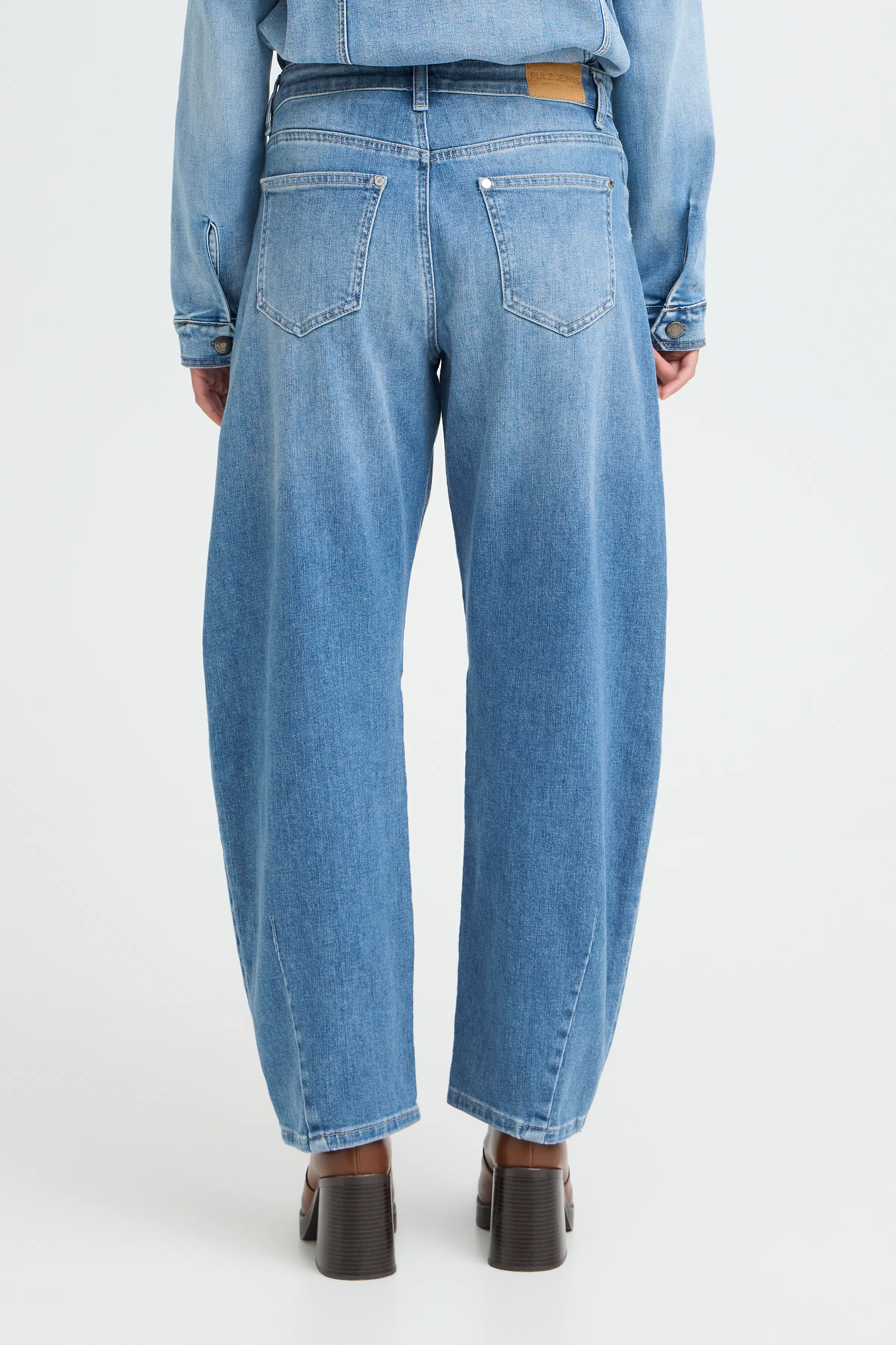 PZANNI HW JEANS BARREL LEG LOOKBOOK BACK 50210210-200005