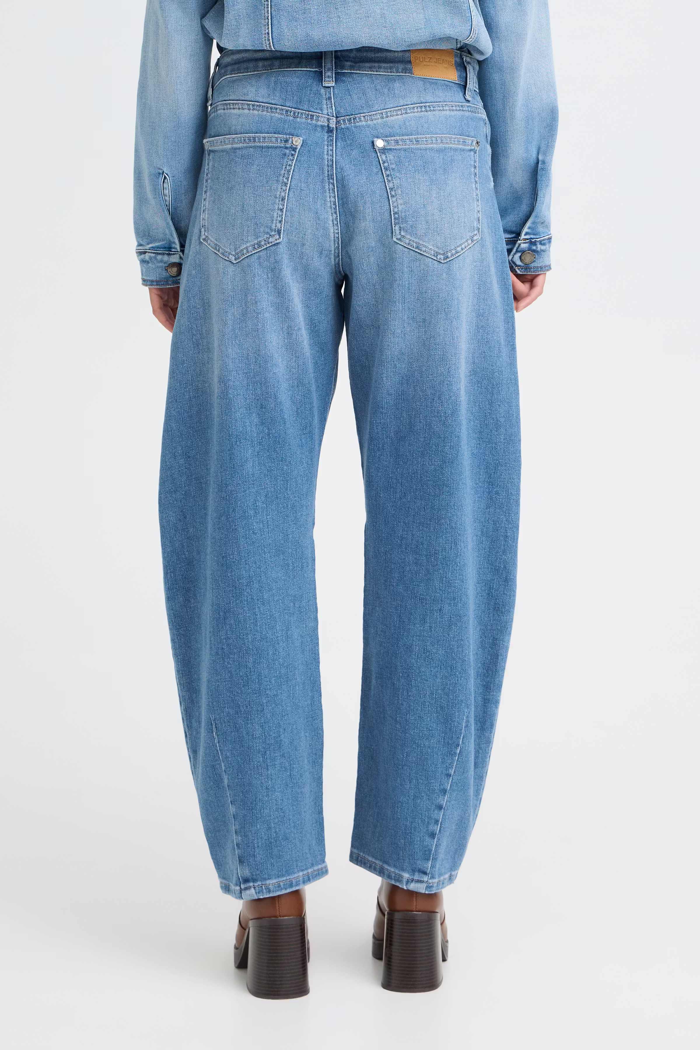 PZANNI HW JEANS BARREL LEG LOOKBOOK BACK 50210210-200005