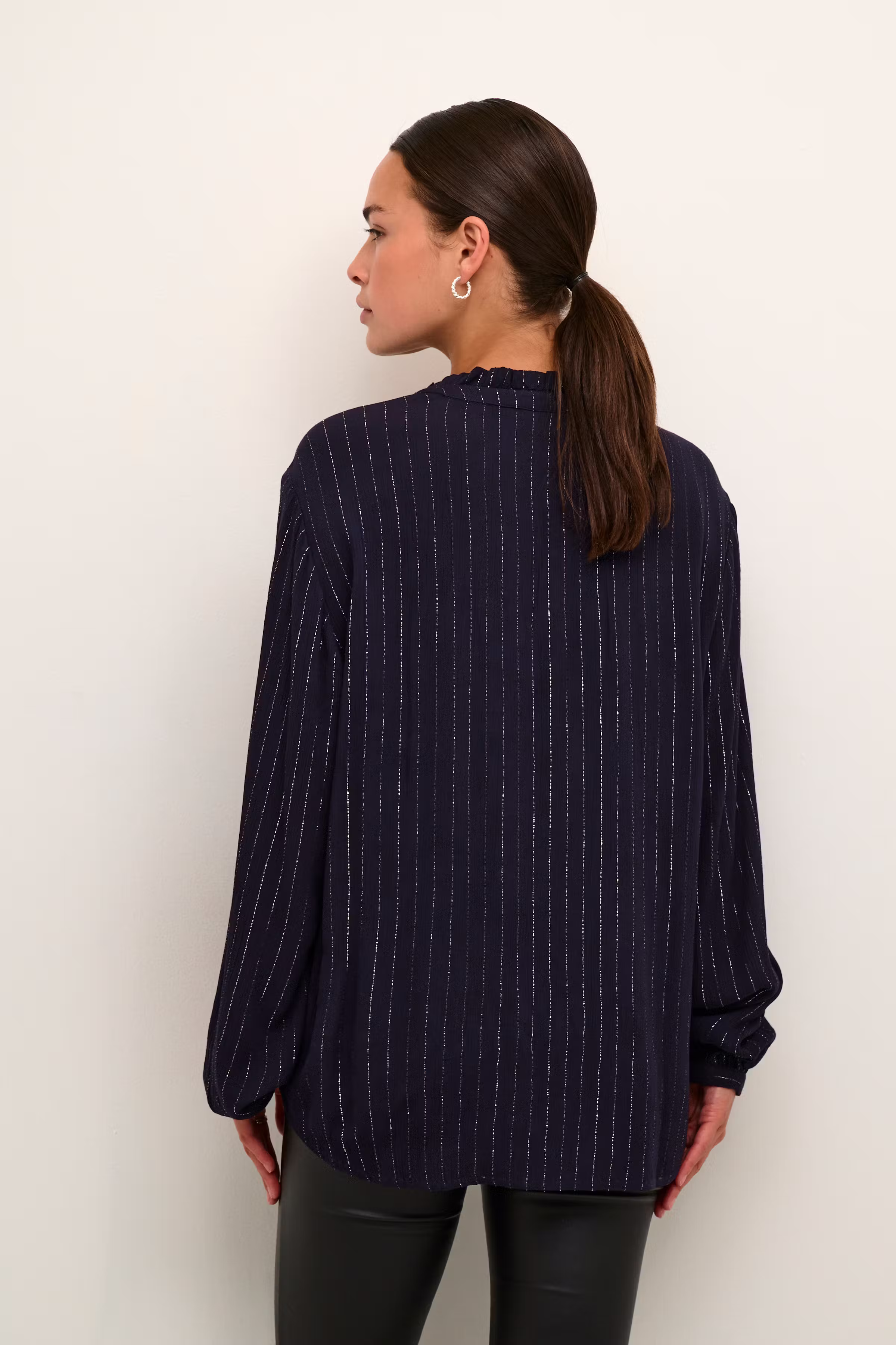 KAliv Glimmerbluse LOOKBOOK BACK 10509345-106557