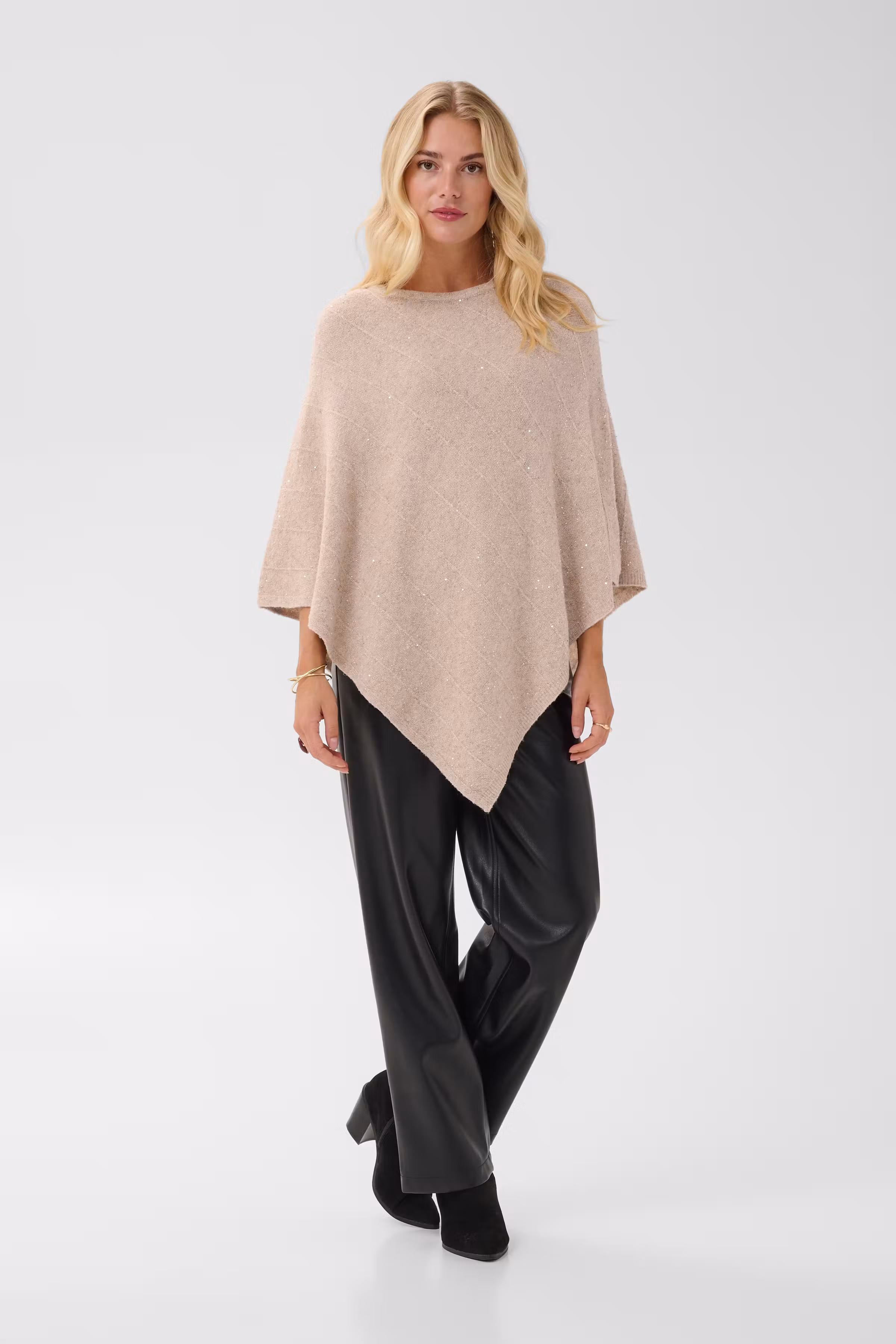 CRJone Poncho LOOKBOOK FRONT 10615557-100232