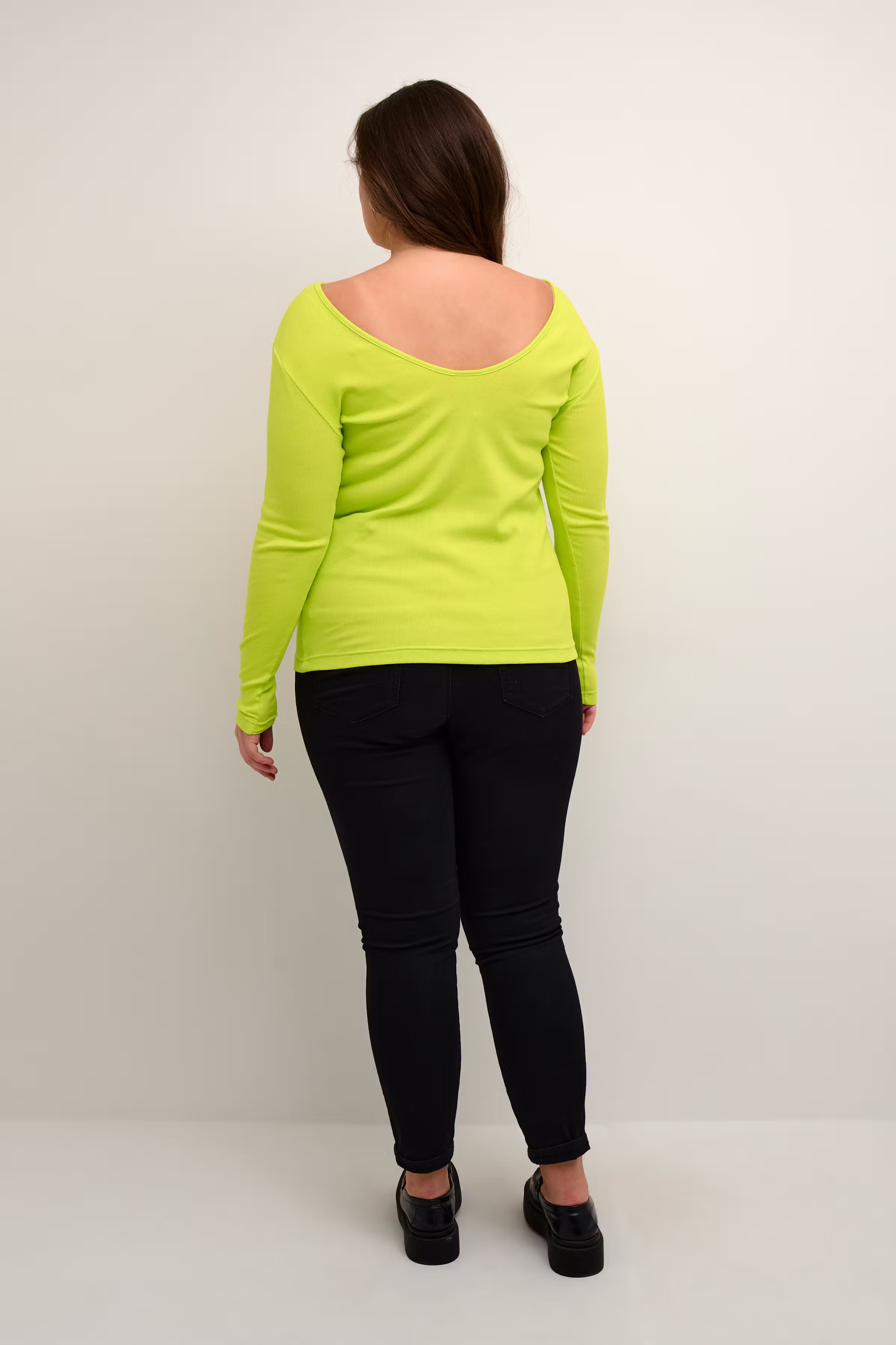 KCcarina T-shirt LOOKBOOK BACK 10582516-130651