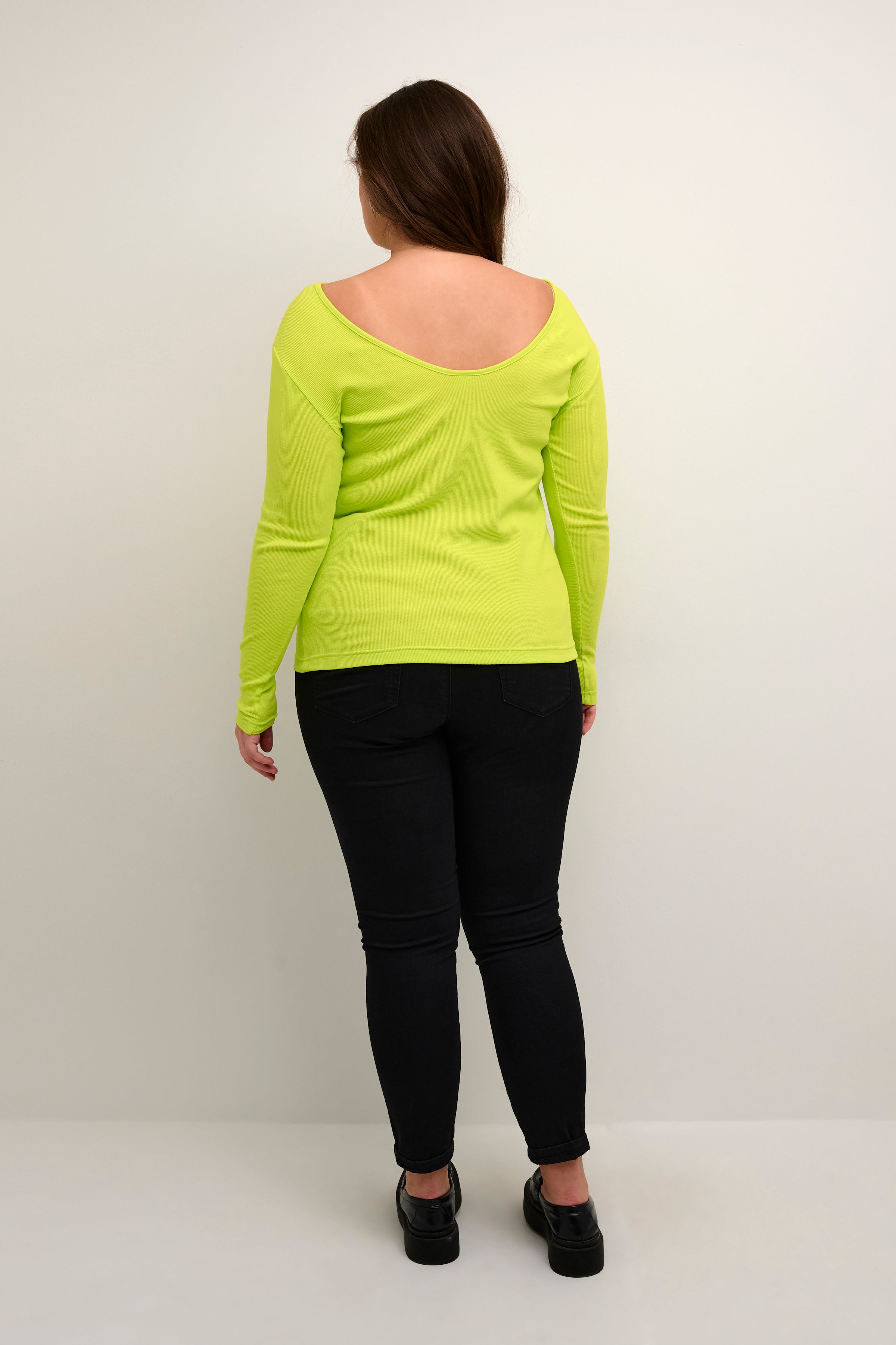 KCcarina T-shirt LOOKBOOK BACK 10582516-130651