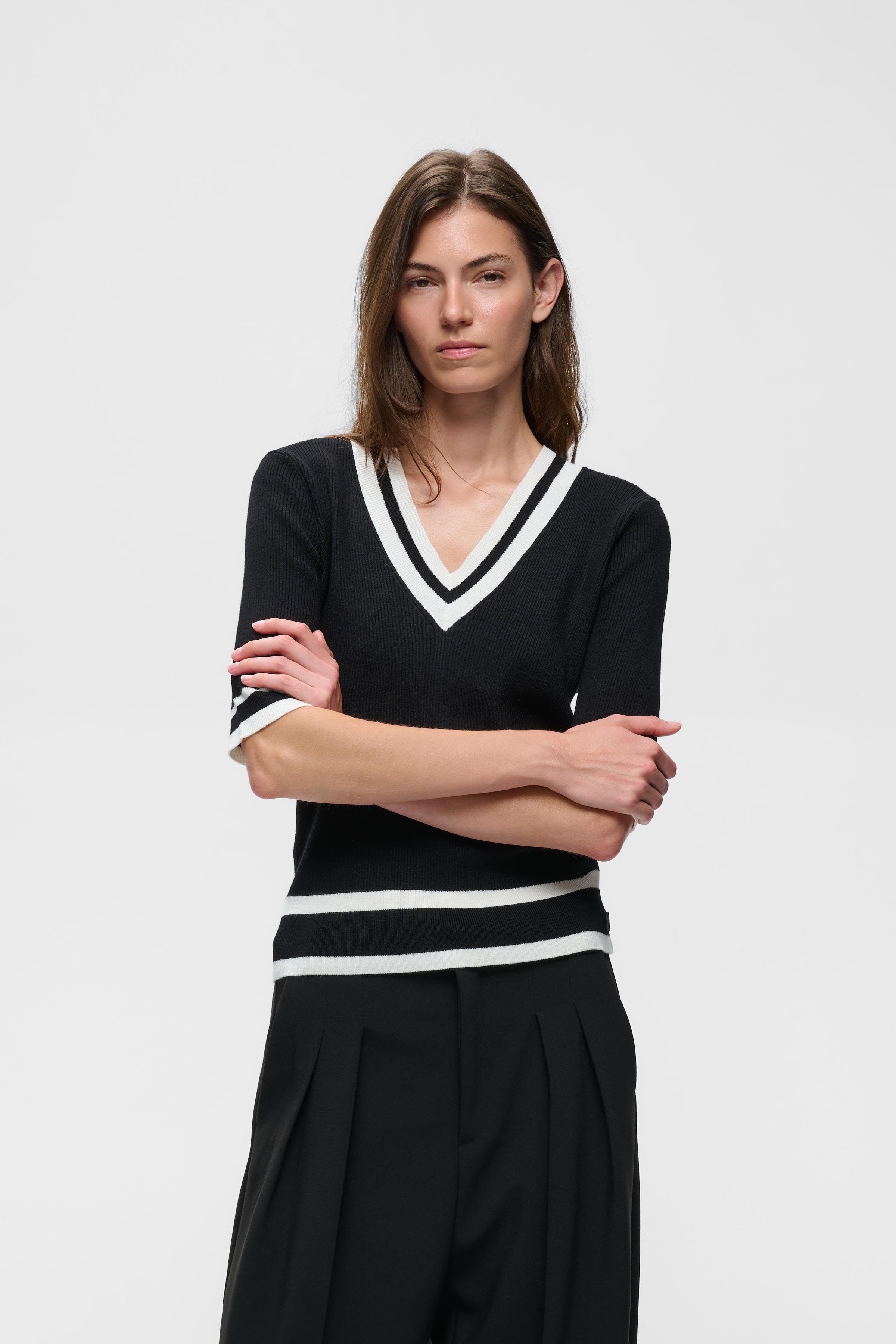 LeenahIW V-Neck Pullover LOOKBOOK FRONT 30110675-303487
