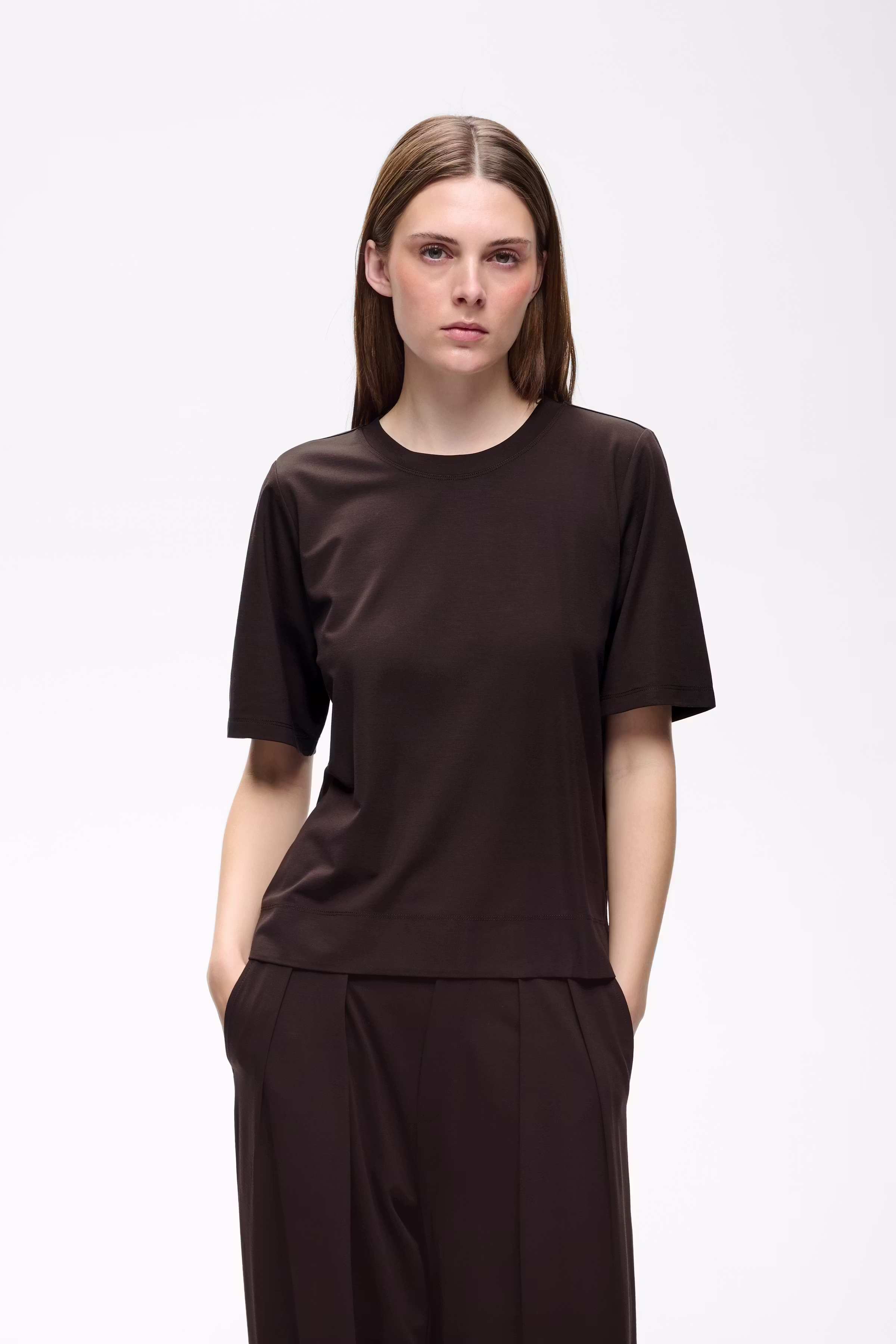 TrissaIW T-shirt LOOKBOOK FRONT 30111343-191109