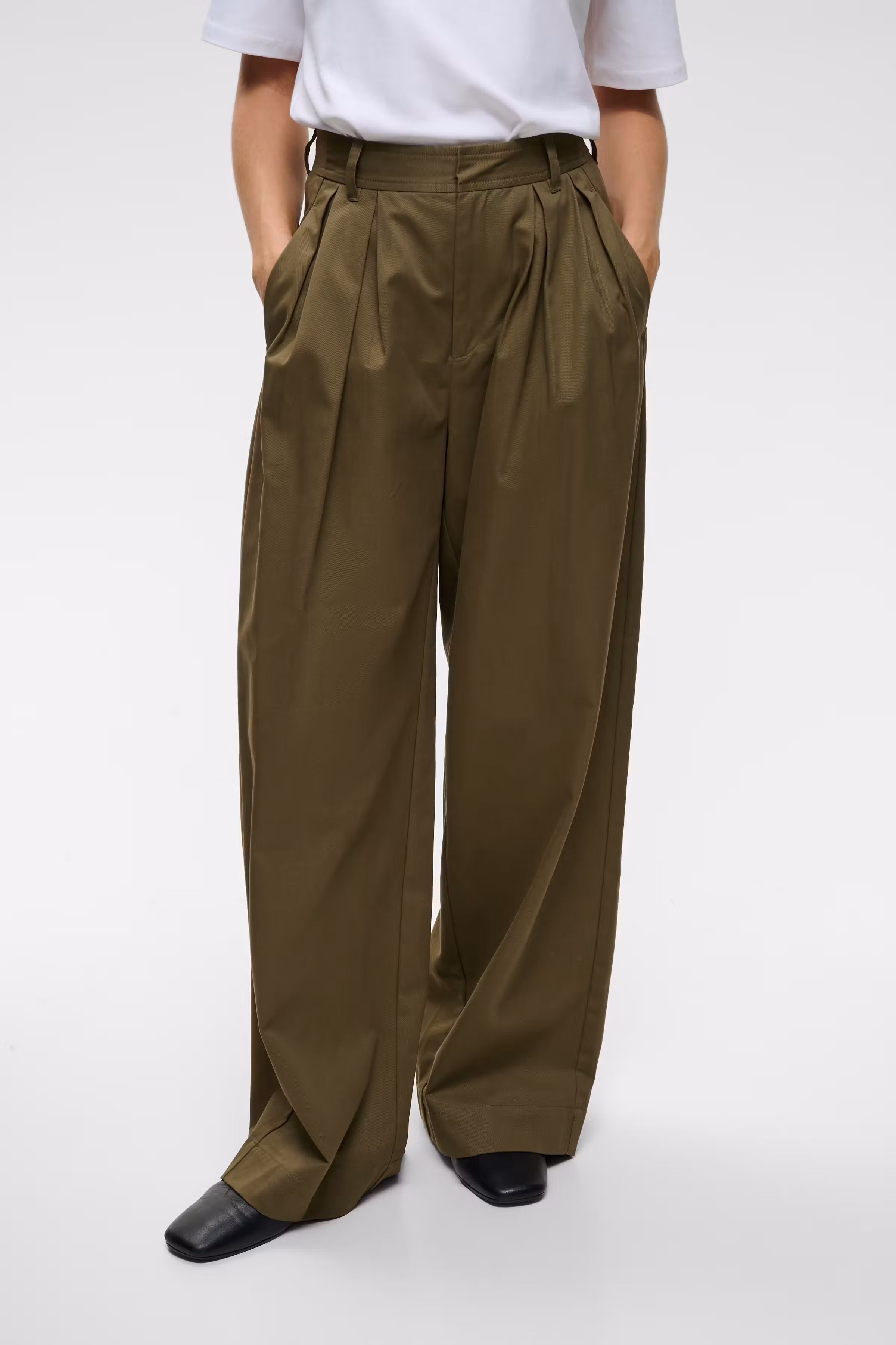 LukkiaIW Hose LOOKBOOK FRONT 30111444-190312