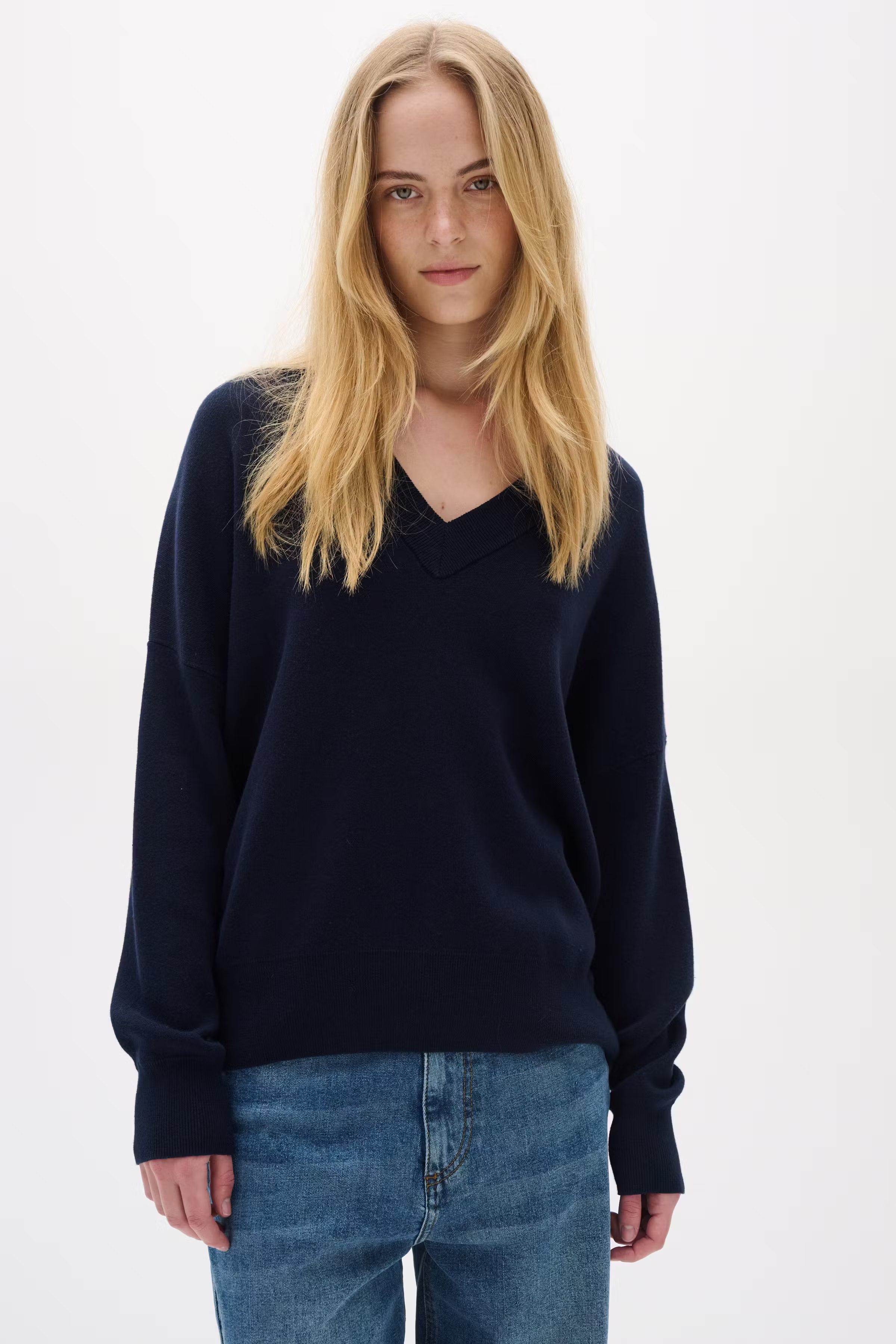 FosterIW V-neck Pullover LOOKBOOK FRONT 30106899-300005