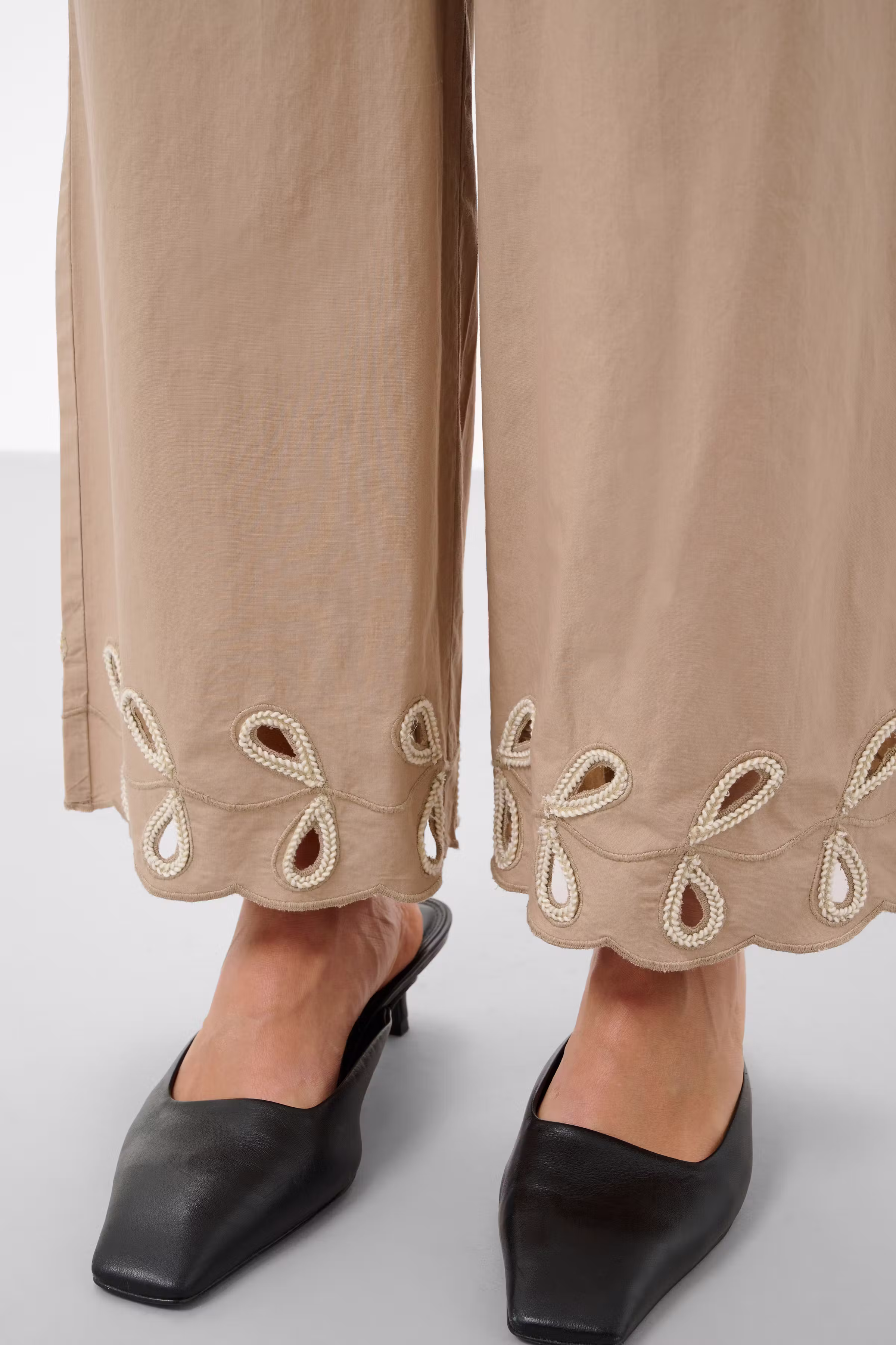 SLAmara Hose LOOKBOOK DETAIL 30409330-171312