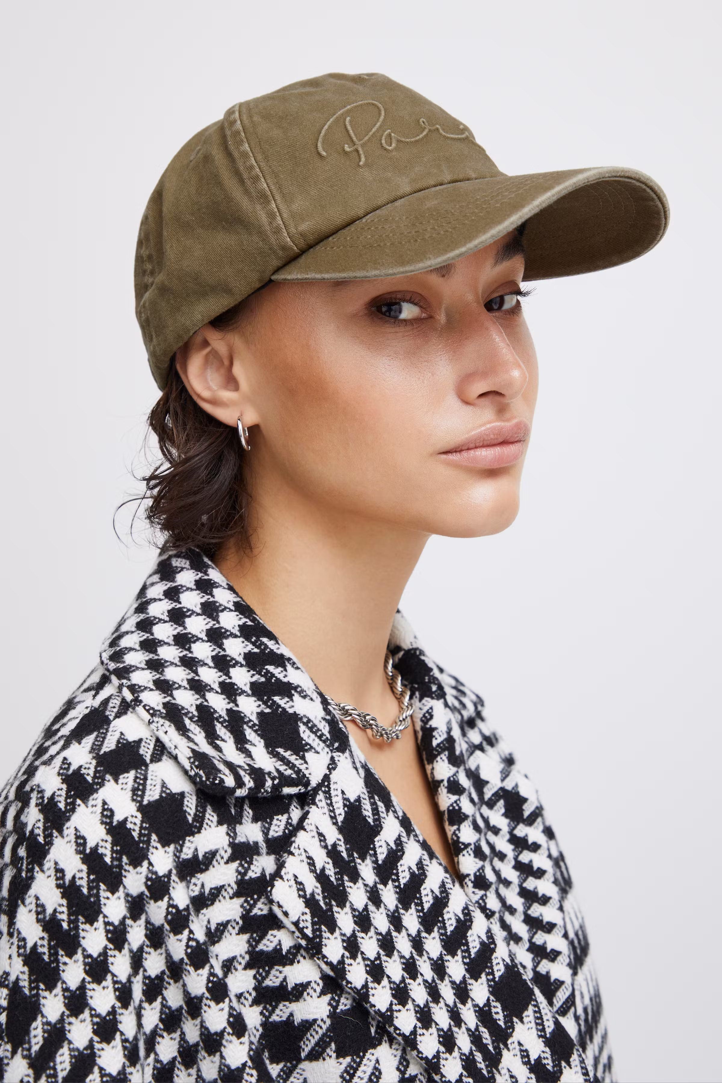 IAPARIS Caps LOOKBOOK DETAIL 20119782-170636