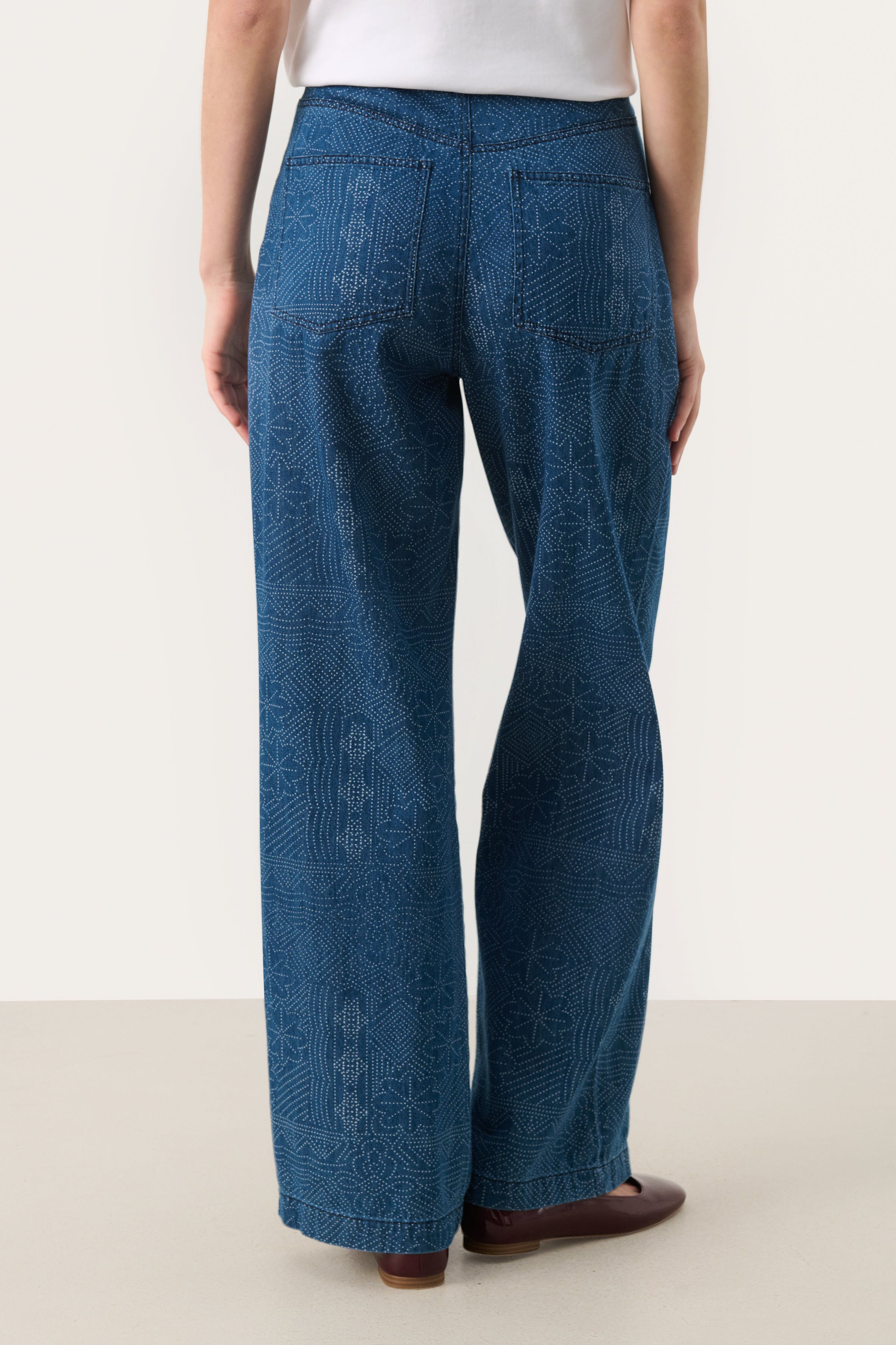 TharaPW Hose LOOKBOOK BACK 30309810-303961