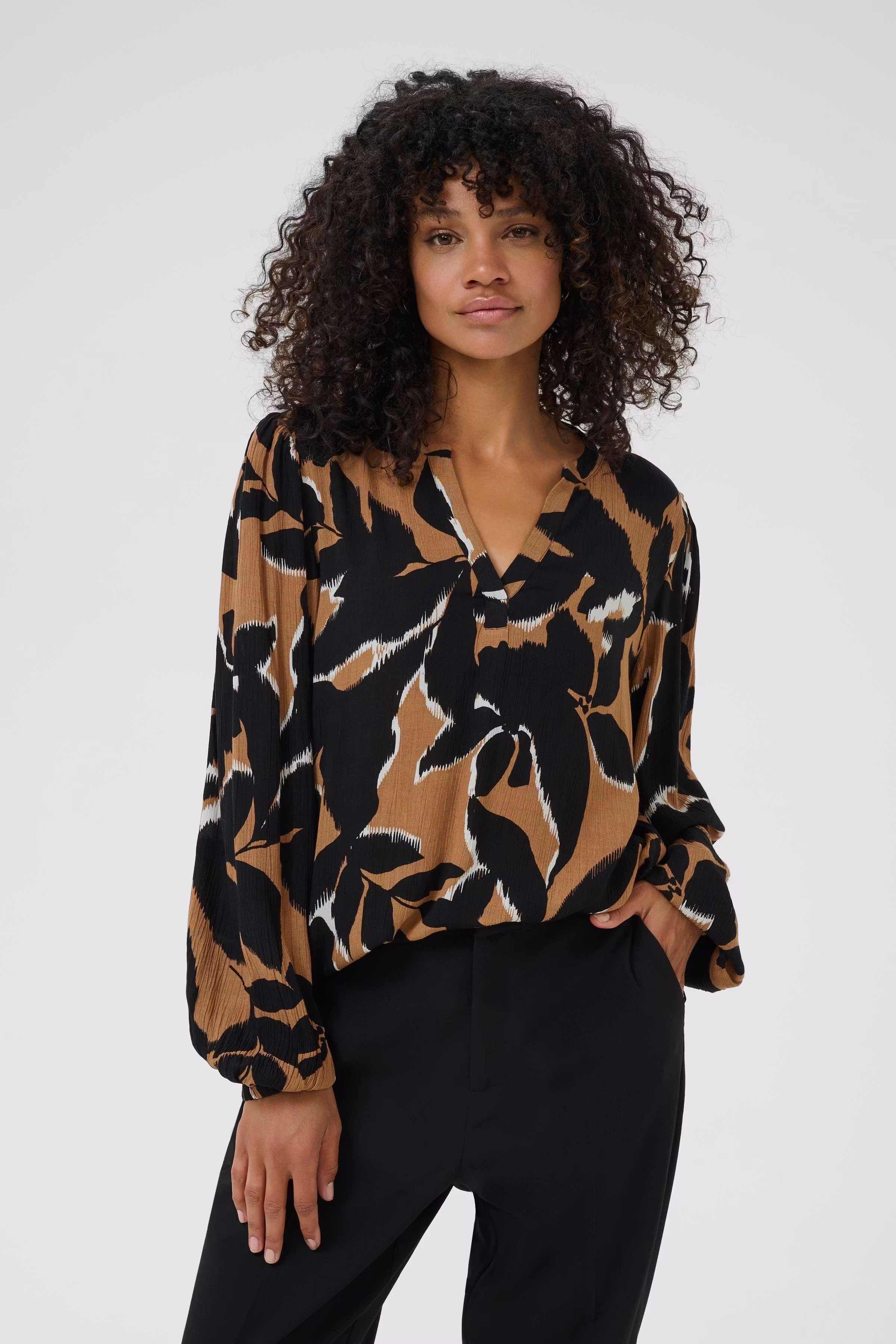 KAbeate Blouse LOOKBOOK FRONT 10510756-108791