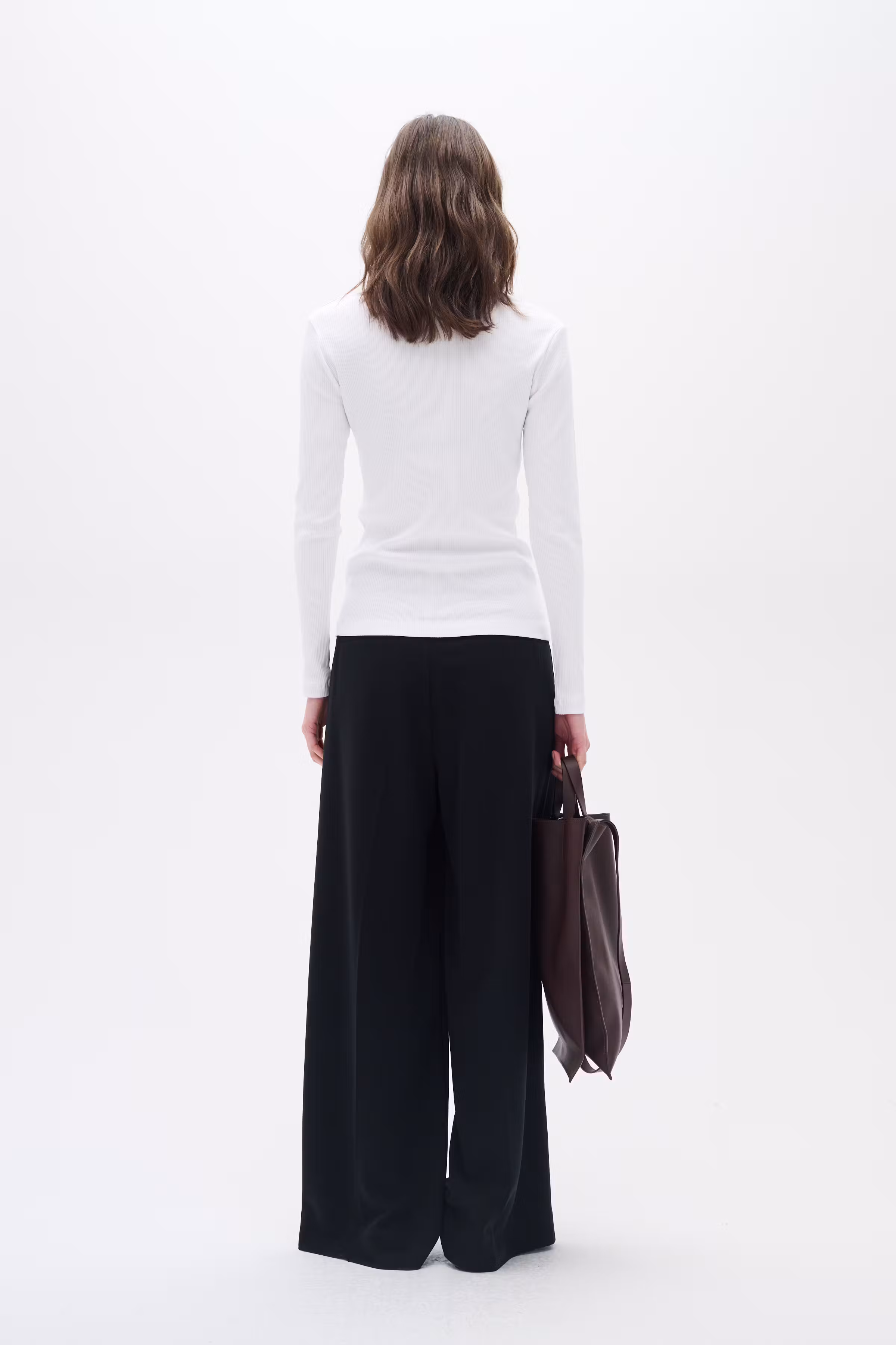 DagnaIW V-Neck T-shirt LOOKBOOK BACK 30109586-300001