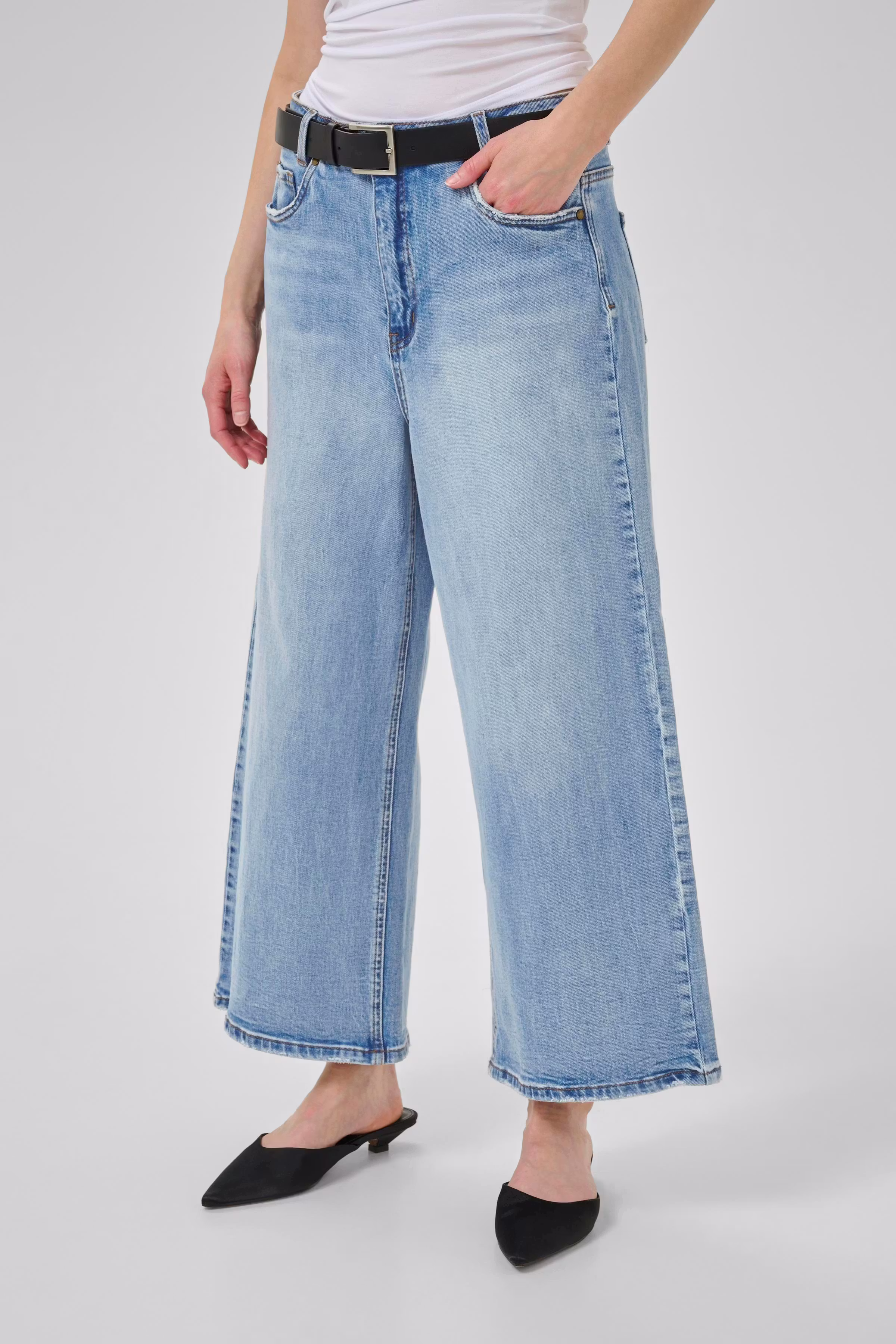 MWAlma X-Wide Jeans LOOKBOOK FRONT 10705258-100046