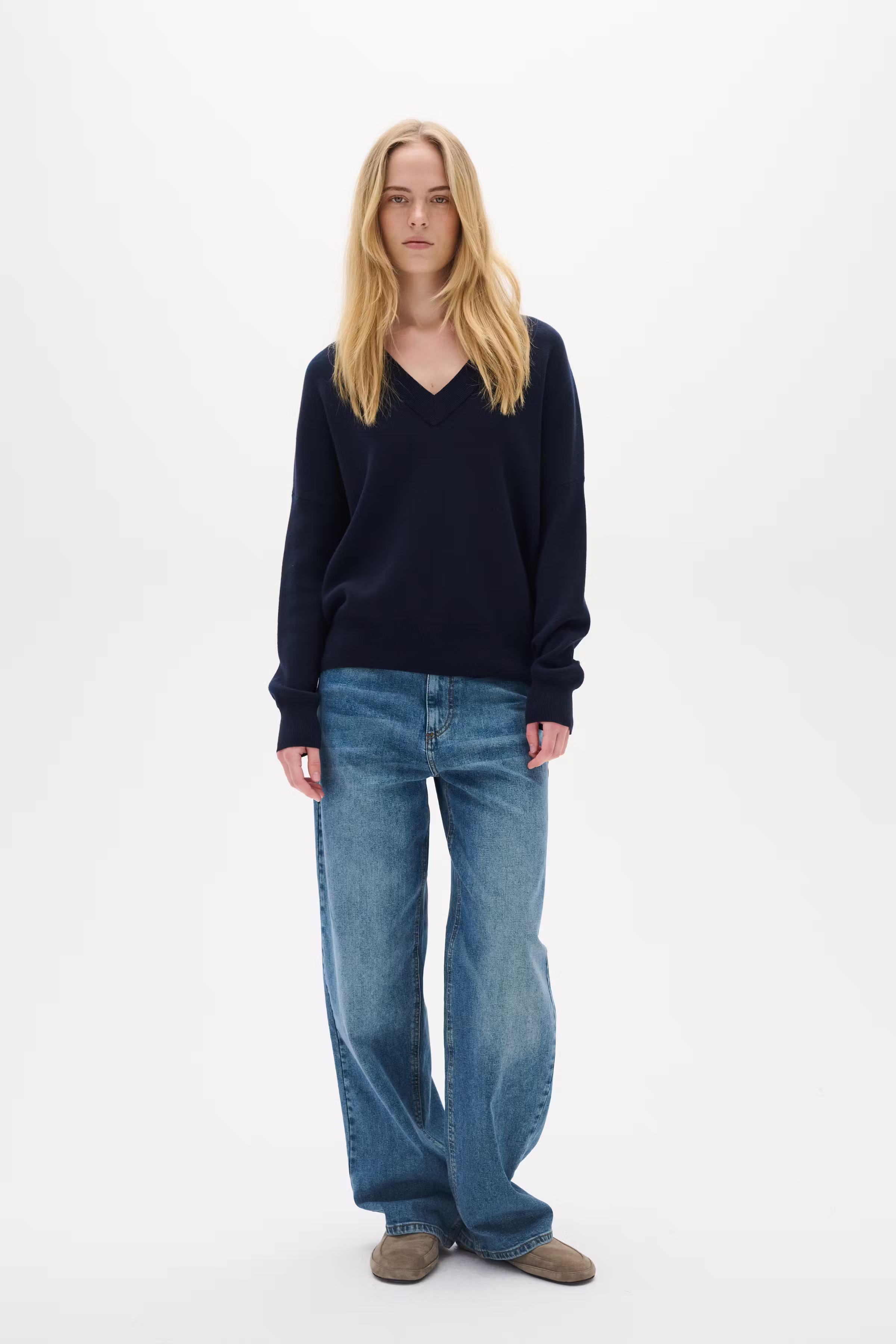 FosterIW V-neck Pullover LOOKBOOK FRONT 30106899-300005