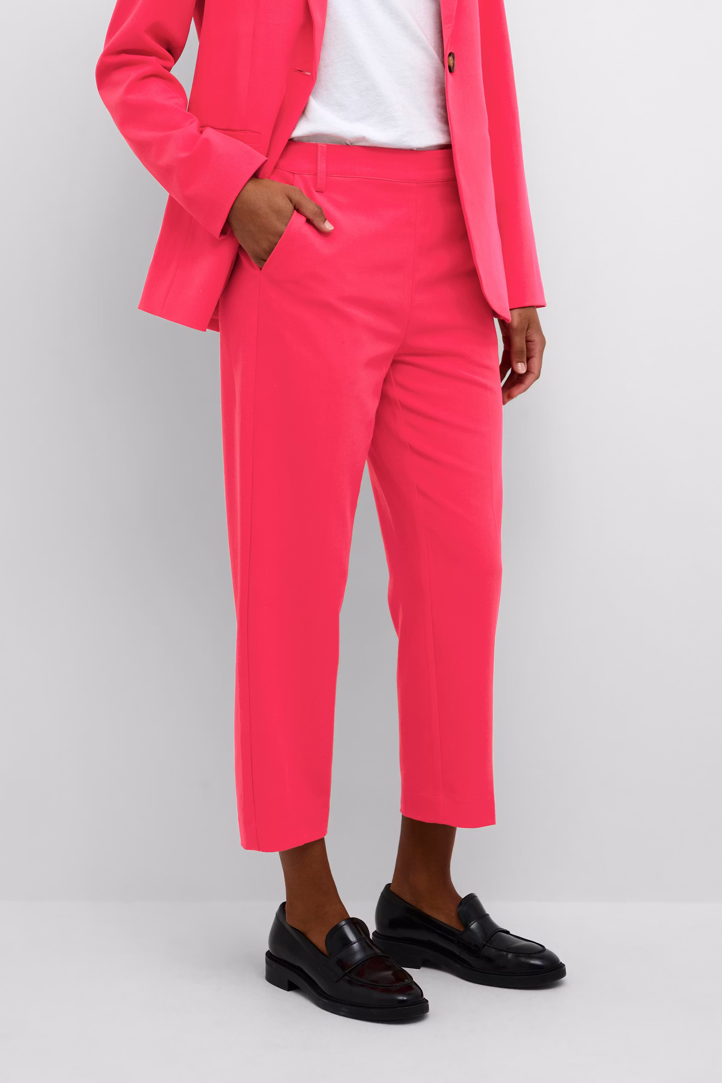 KAsakura Cropped Bukser LOOKBOOK FRONT 10506127-181856
