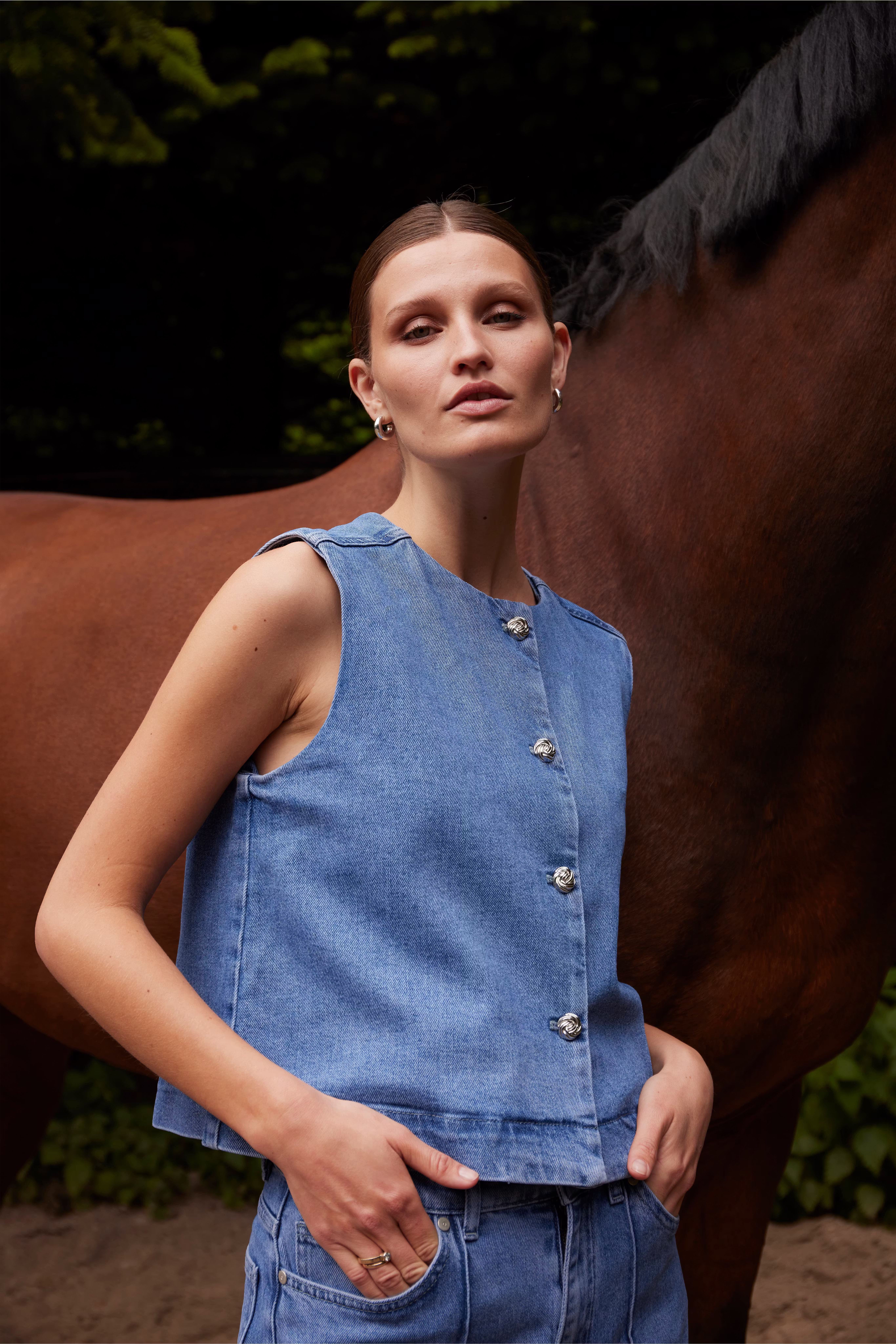 SLRinatina Weste LOCATION NONE 30409278-301130