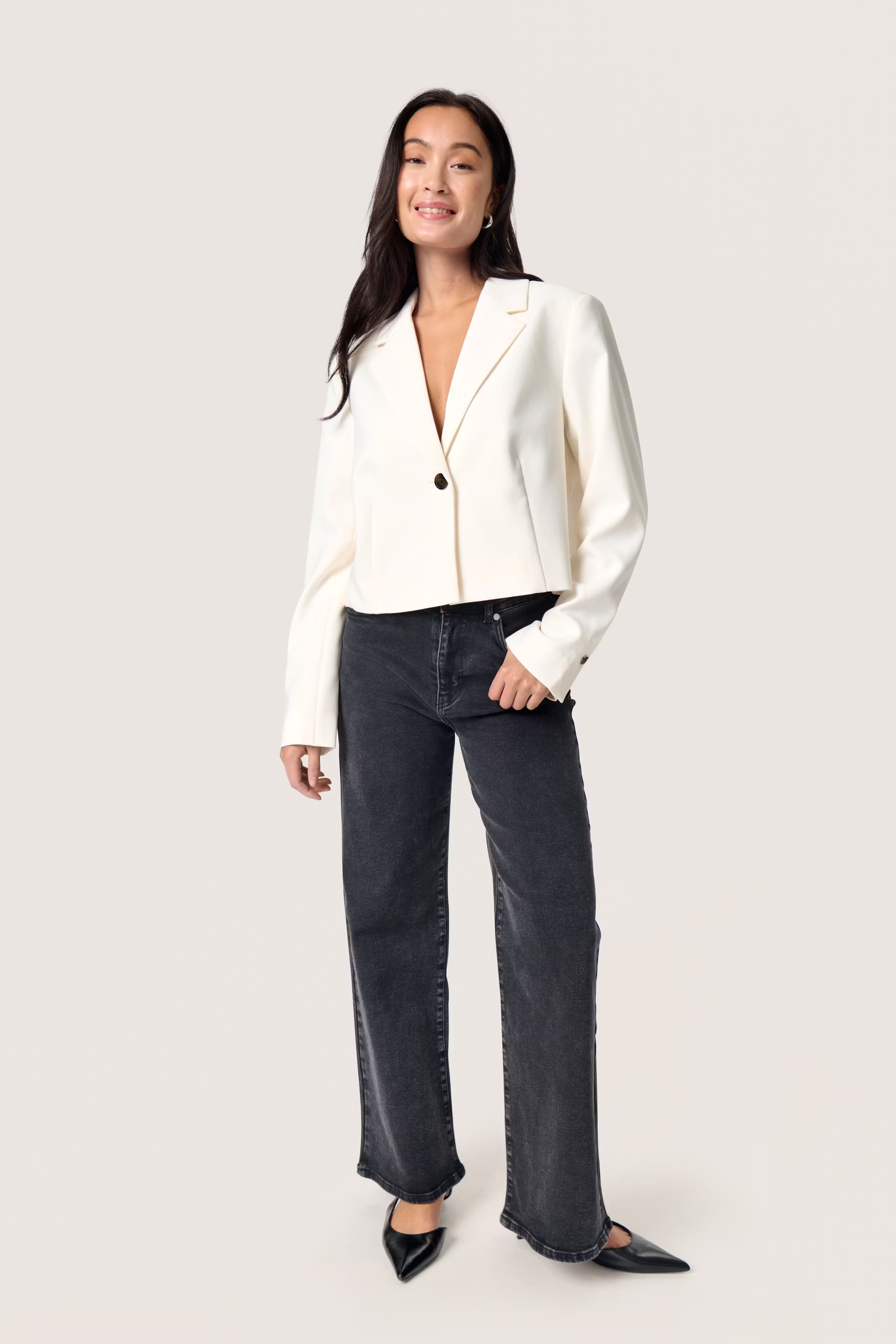 SLCorinne Cropped Blazer LOOKBOOK FRONT 30407631-111001