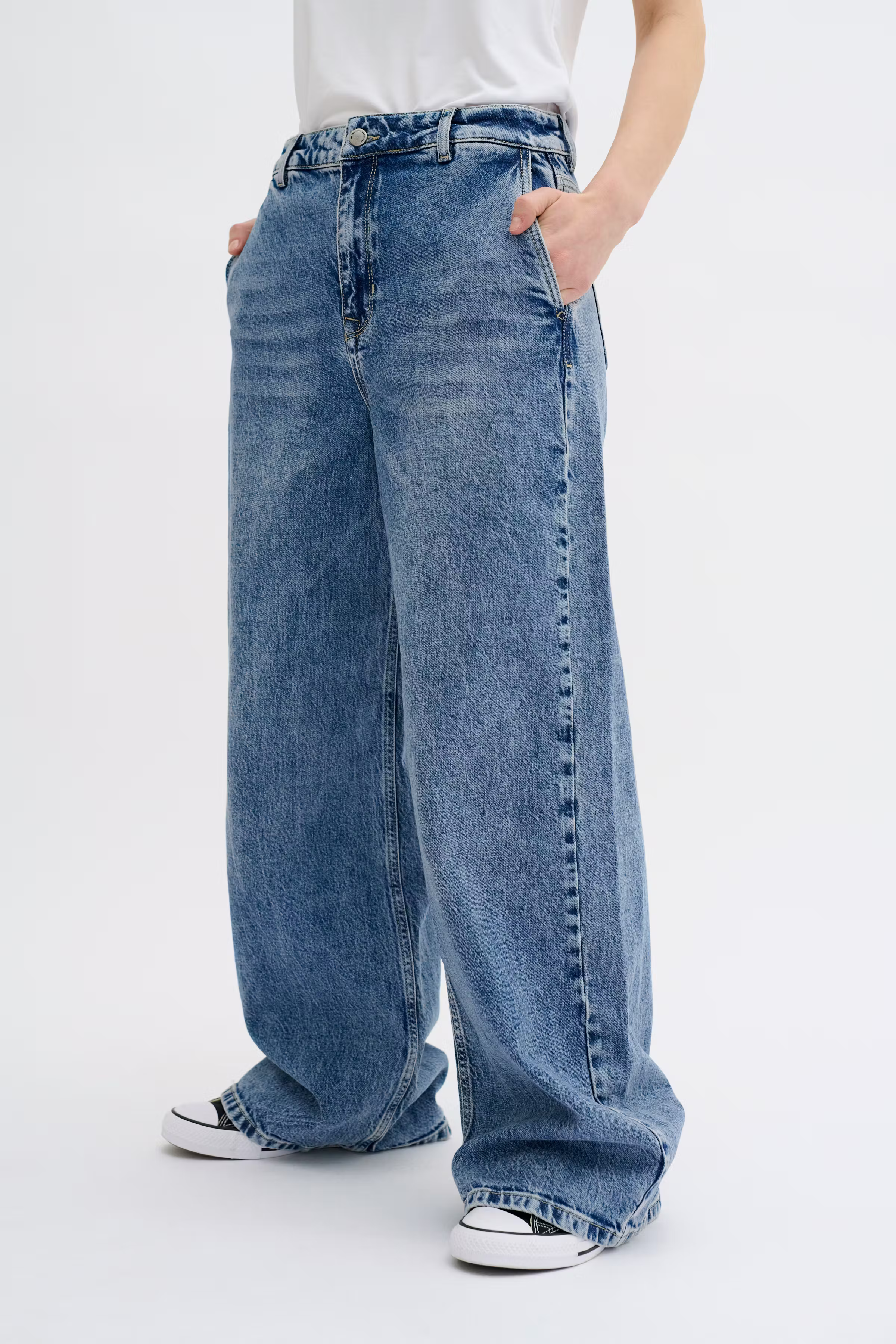 TusaMW Wide jeans LOOKBOOK FRONT 10704440-100053