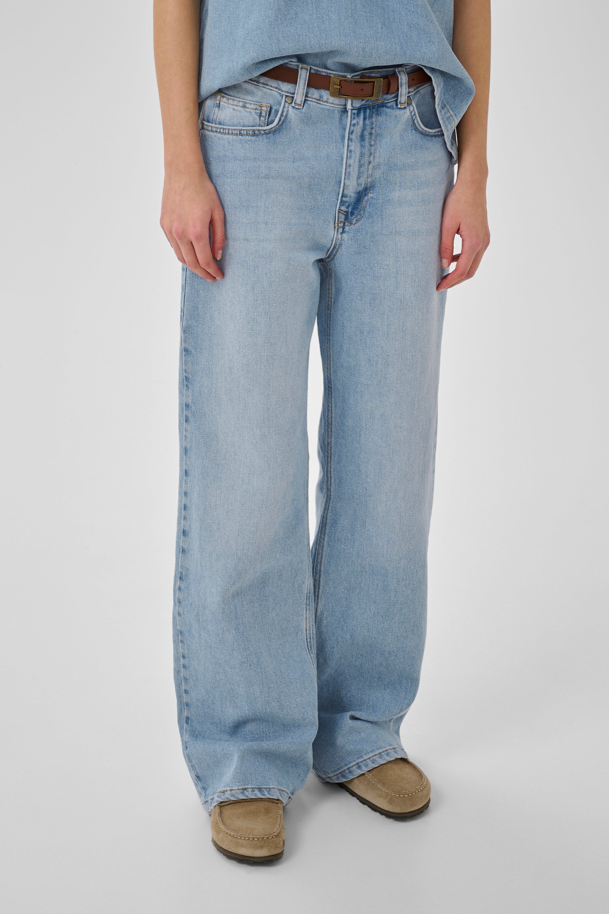 05 THE LOUIS HIGH WIDE JEANS LOOKBOOK FRONT 10704222-100045