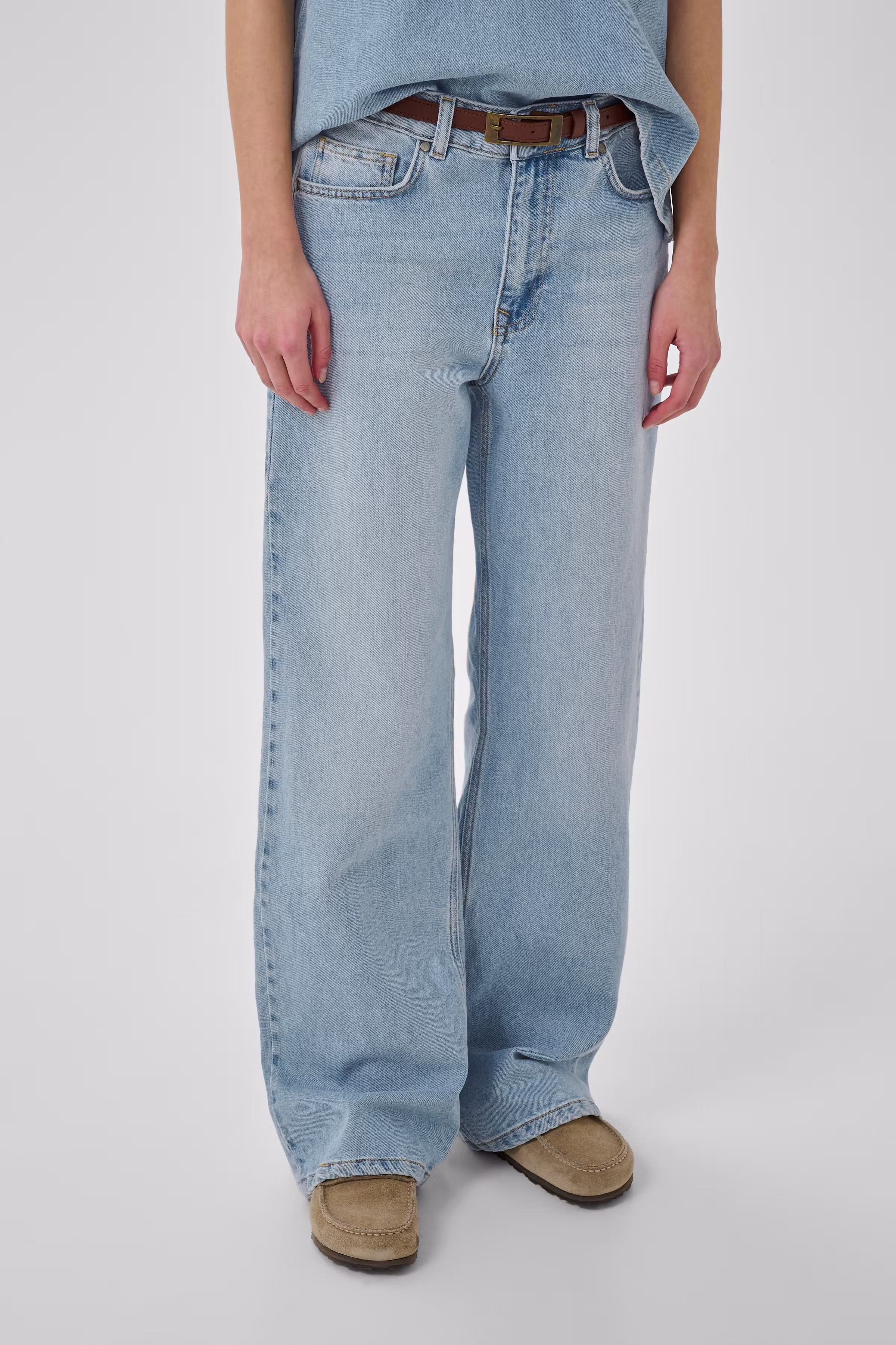 05 THE LOUIS HIGH WIDE JEANS LOOKBOOK FRONT 10704222-100045