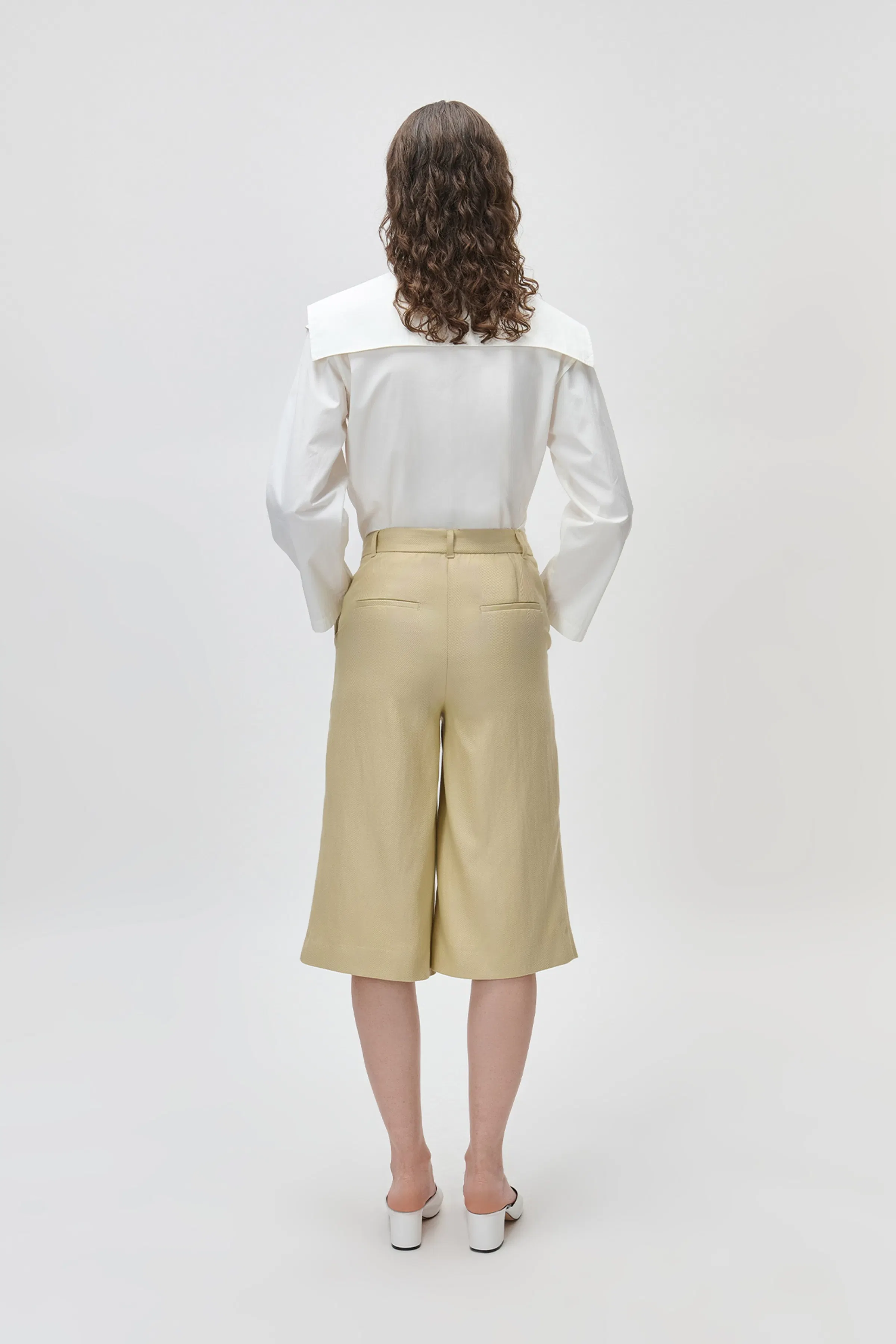 IOPLUM Shorts LOOKBOOK BACK 30600633-BE458
