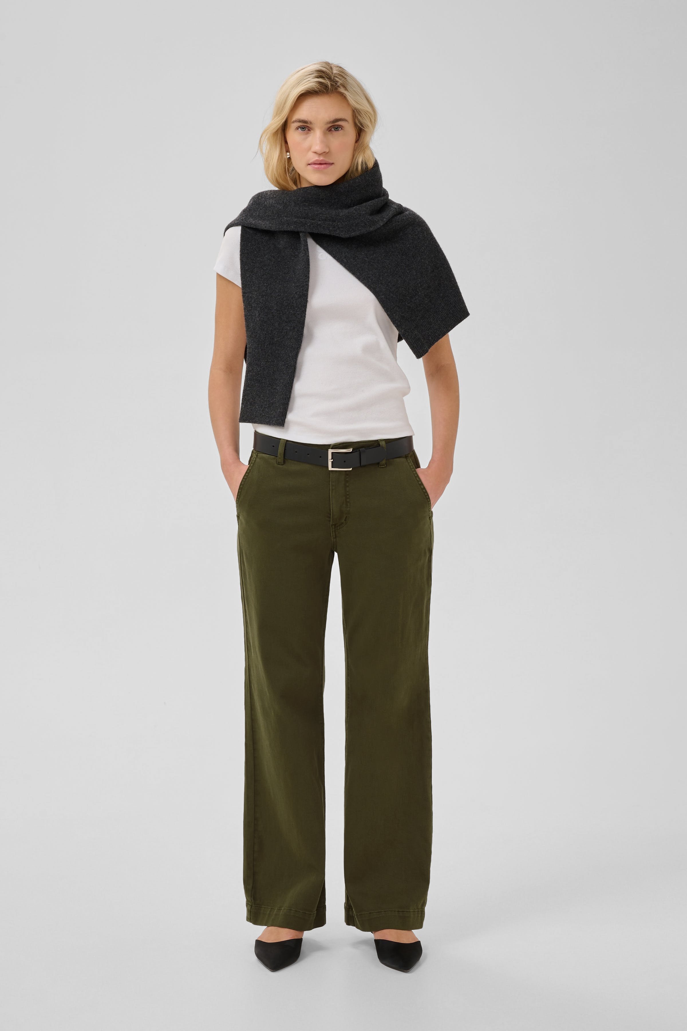 LaraMW Trousers LOCATION NONE 10705225-190515