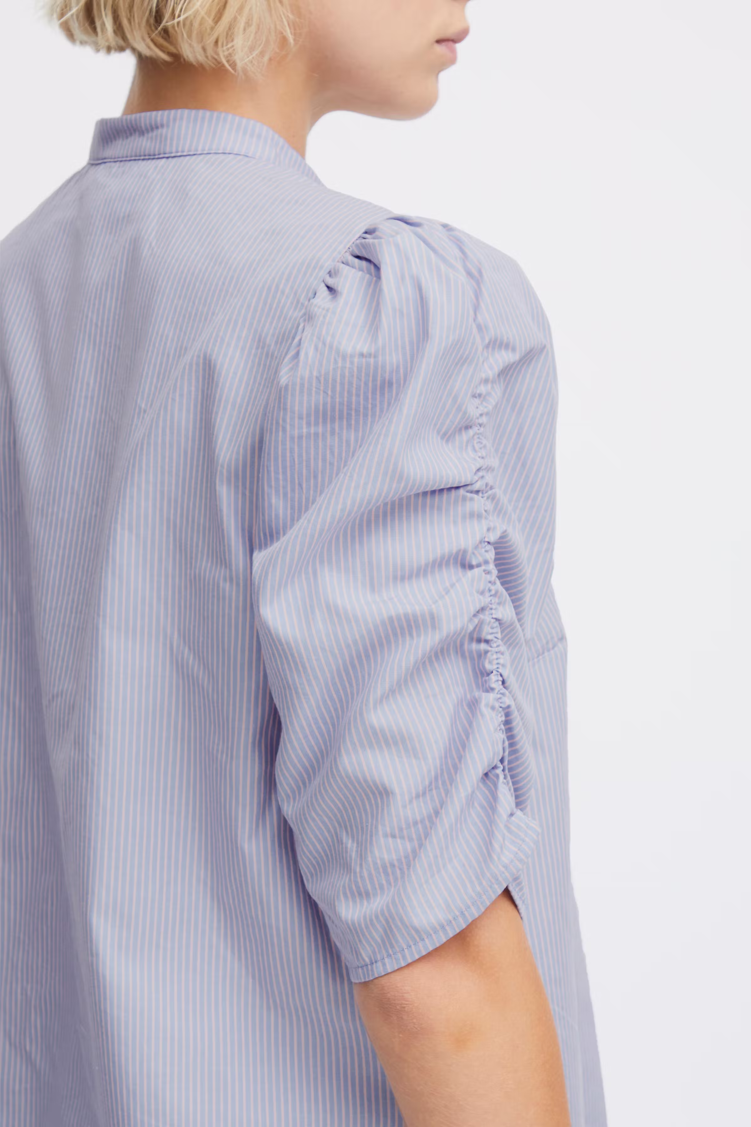 Kortermet bluse LOOKBOOK DETAIL 20121475-203299