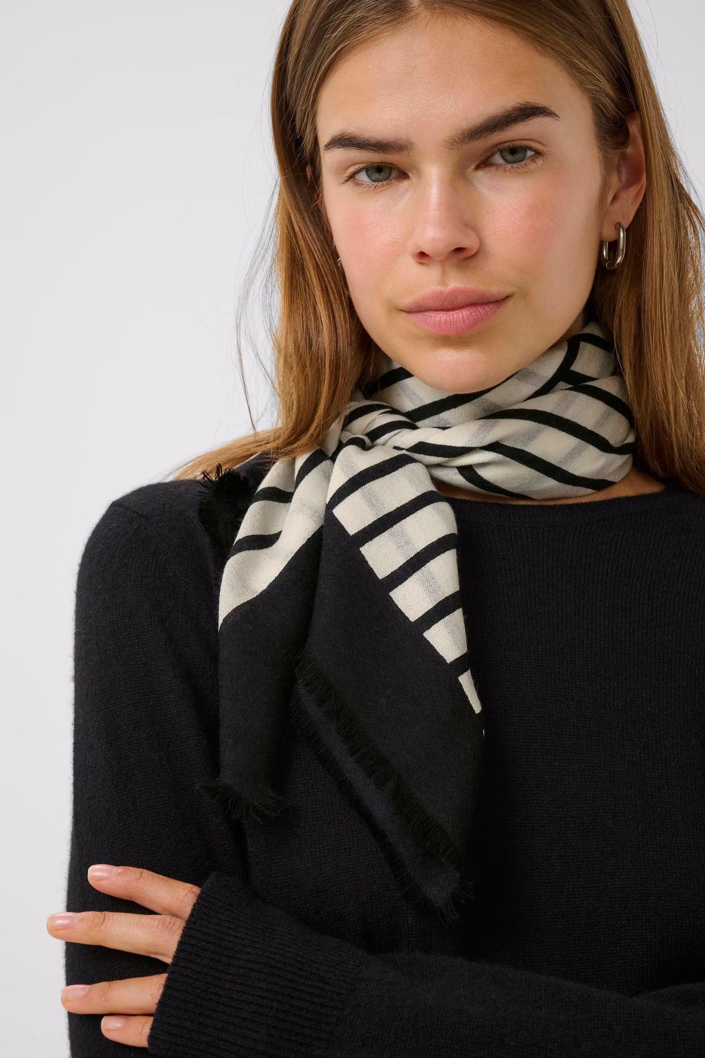 AmiIW Scarf LOOKBOOK DETAIL 30110773-304069