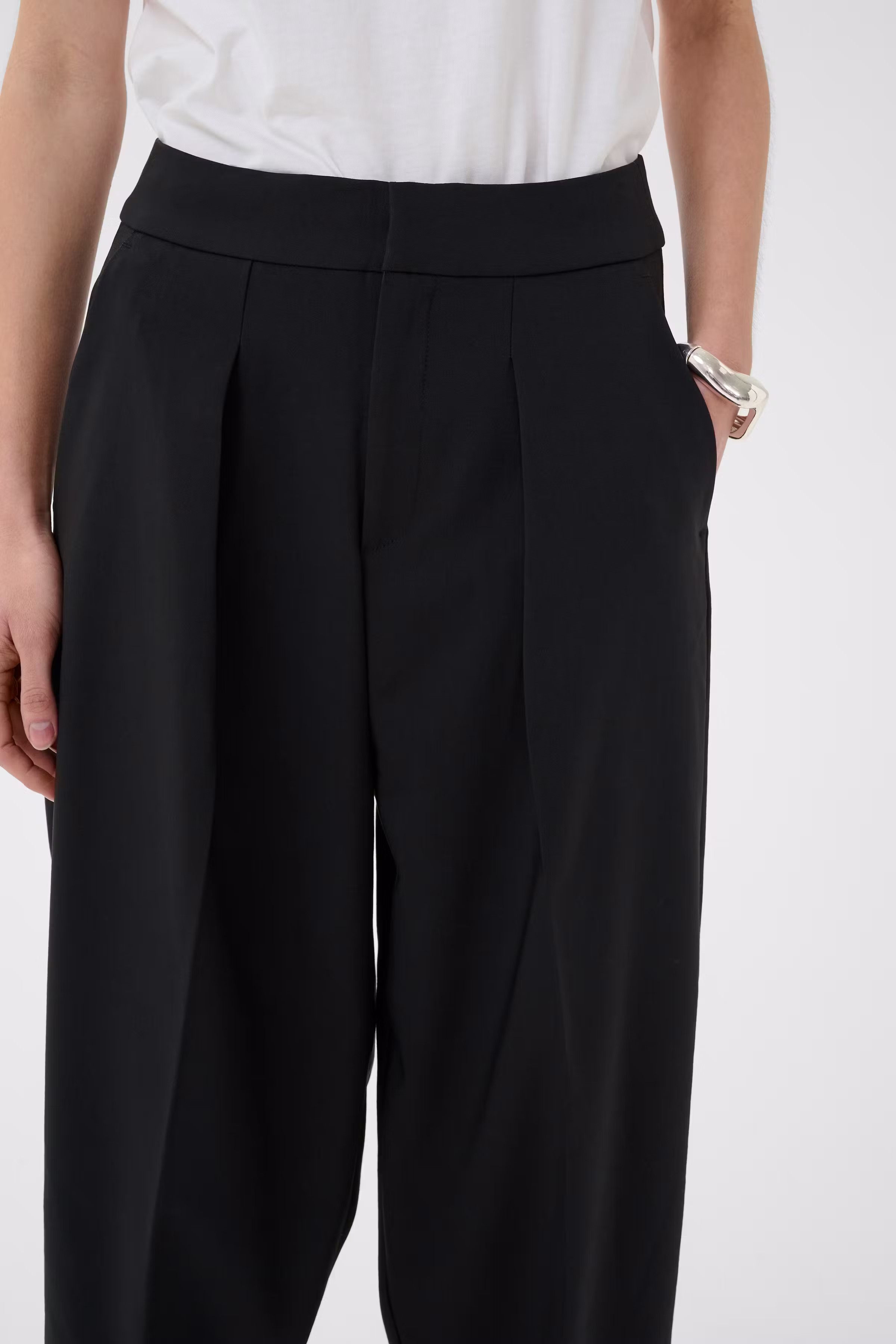 ZellaIW Barrel Trousers LOOKBOOK DETAIL 30107207-194008