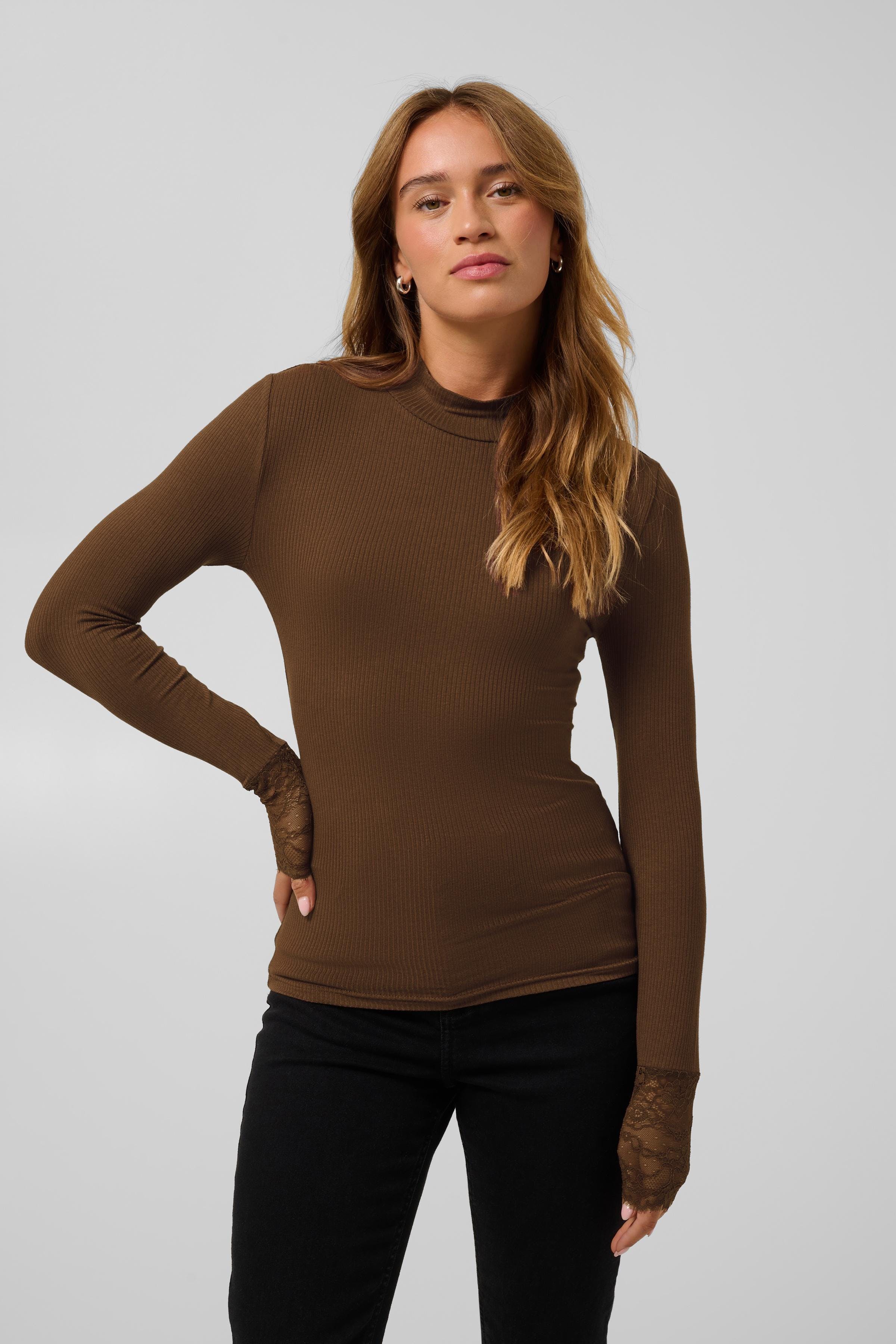KAomi T-shirt LOOKBOOK FRONT 10511001-191116