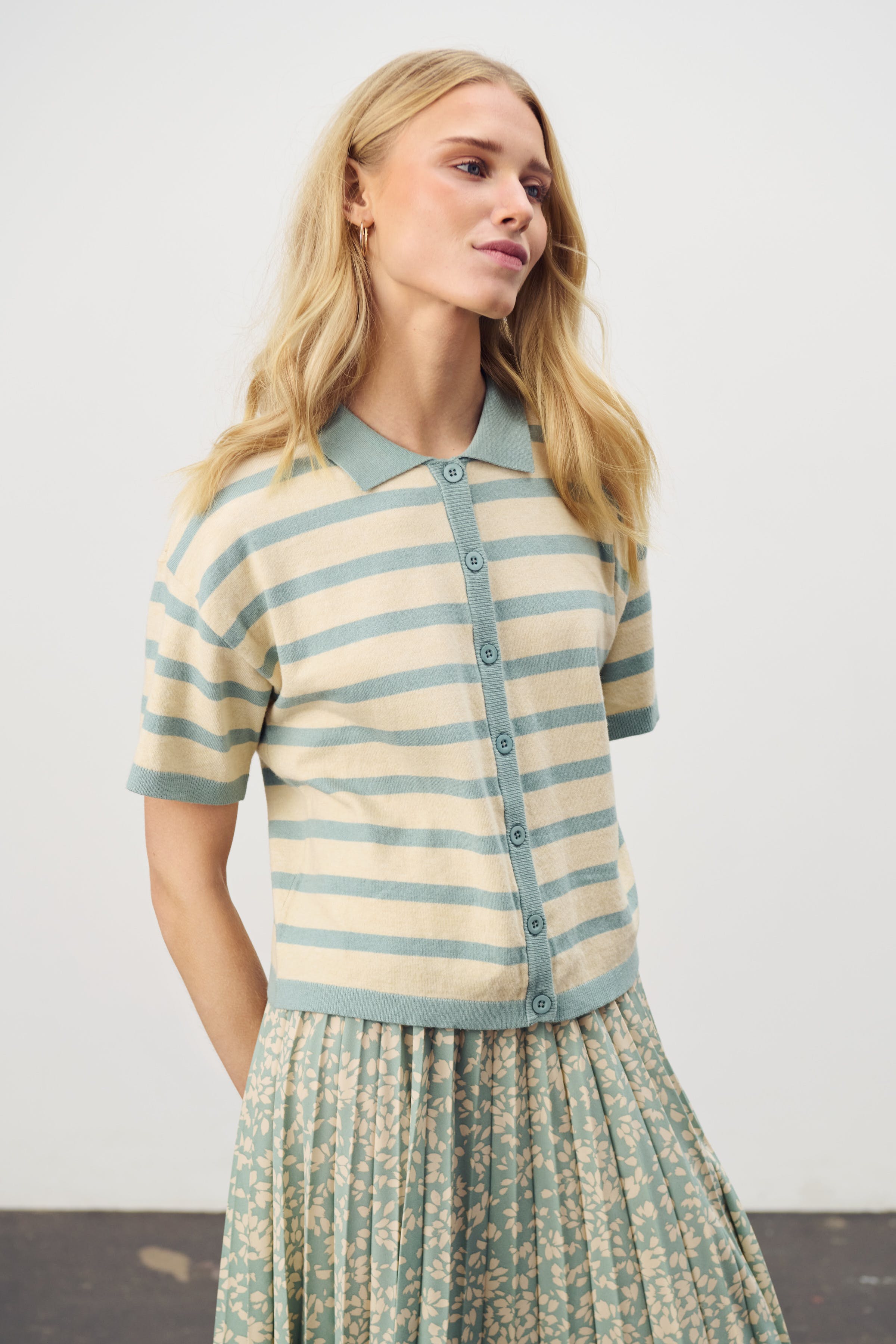 LikamSZ Cardigan LOCATION NONE 30514160-303958