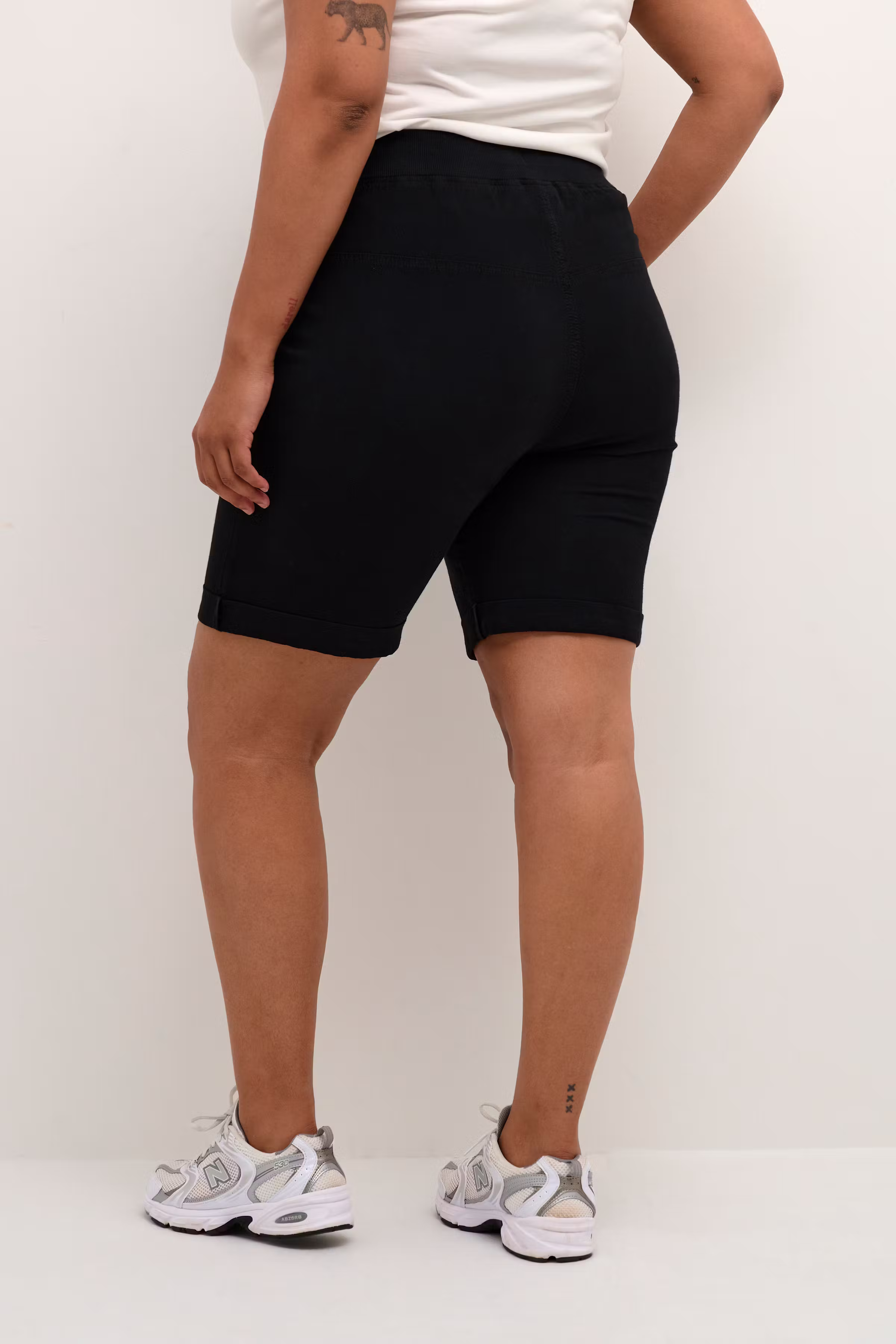 KCnana Shorts LOOKBOOK BACK 10580270-50600