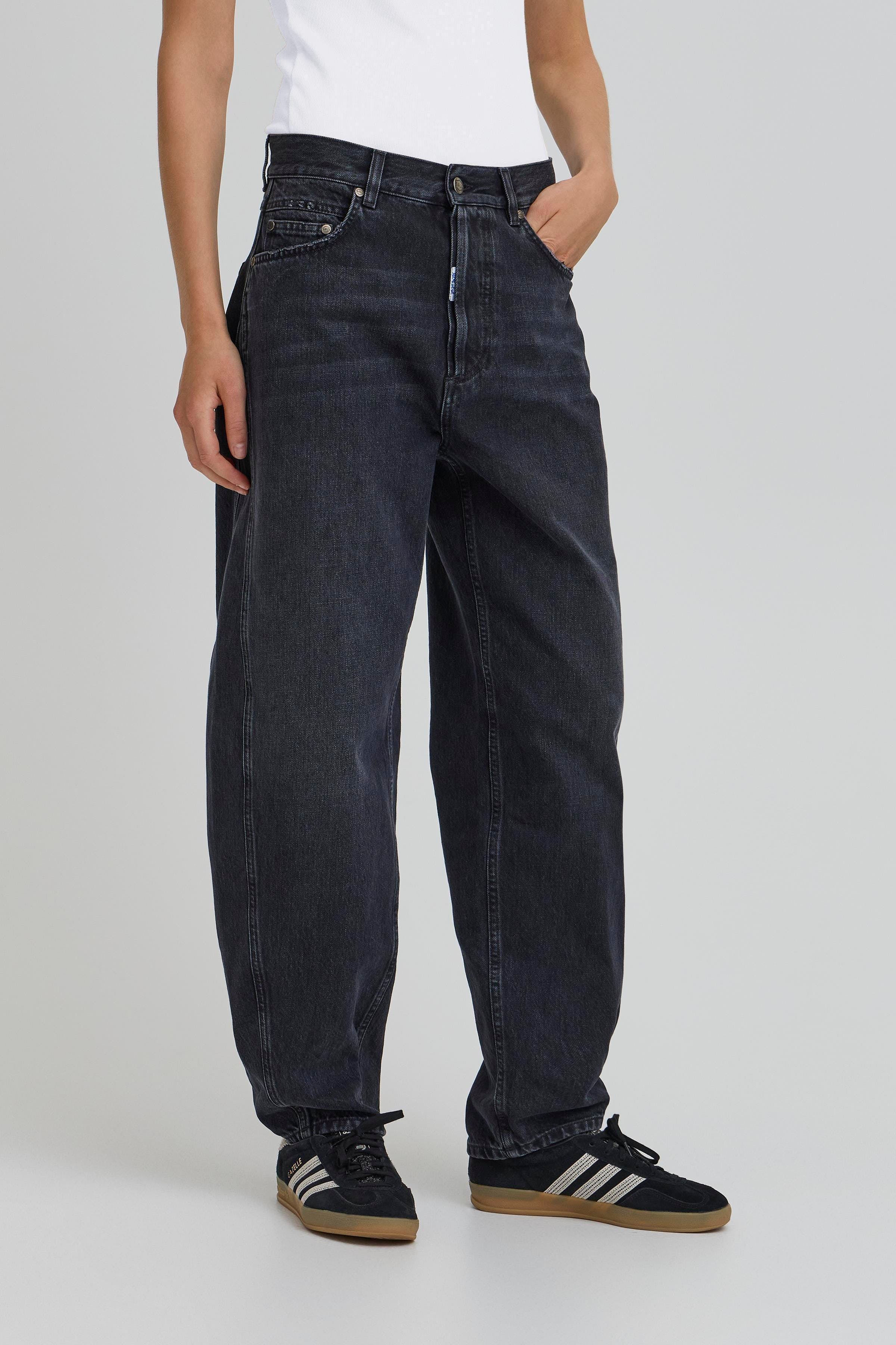 BACAVI Curved Jeans LOOKBOOK FRONT 50405377-205277