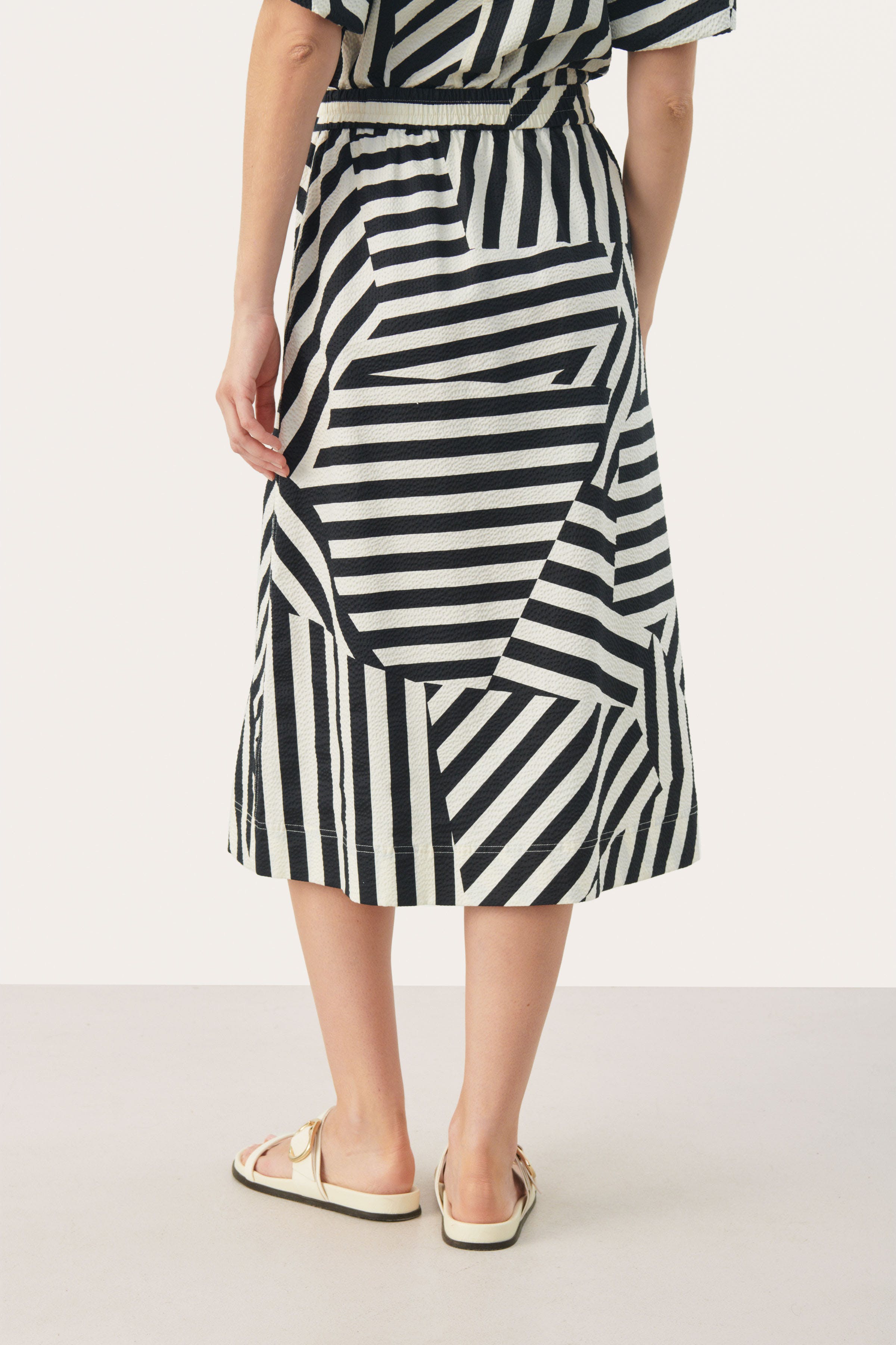 EmmelinePW Langer Rock LOOKBOOK FRONT 30308469-302748