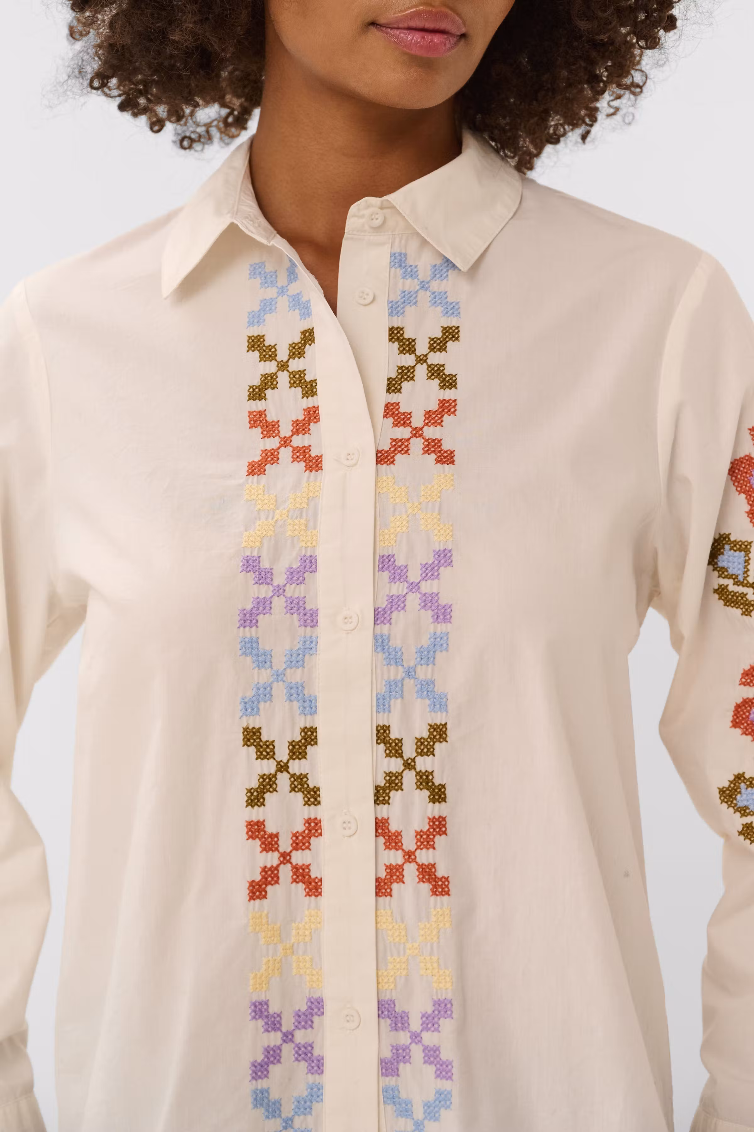 CUbreezy Skjorta med broderi LOOKBOOK DETAIL 50112708-1000390