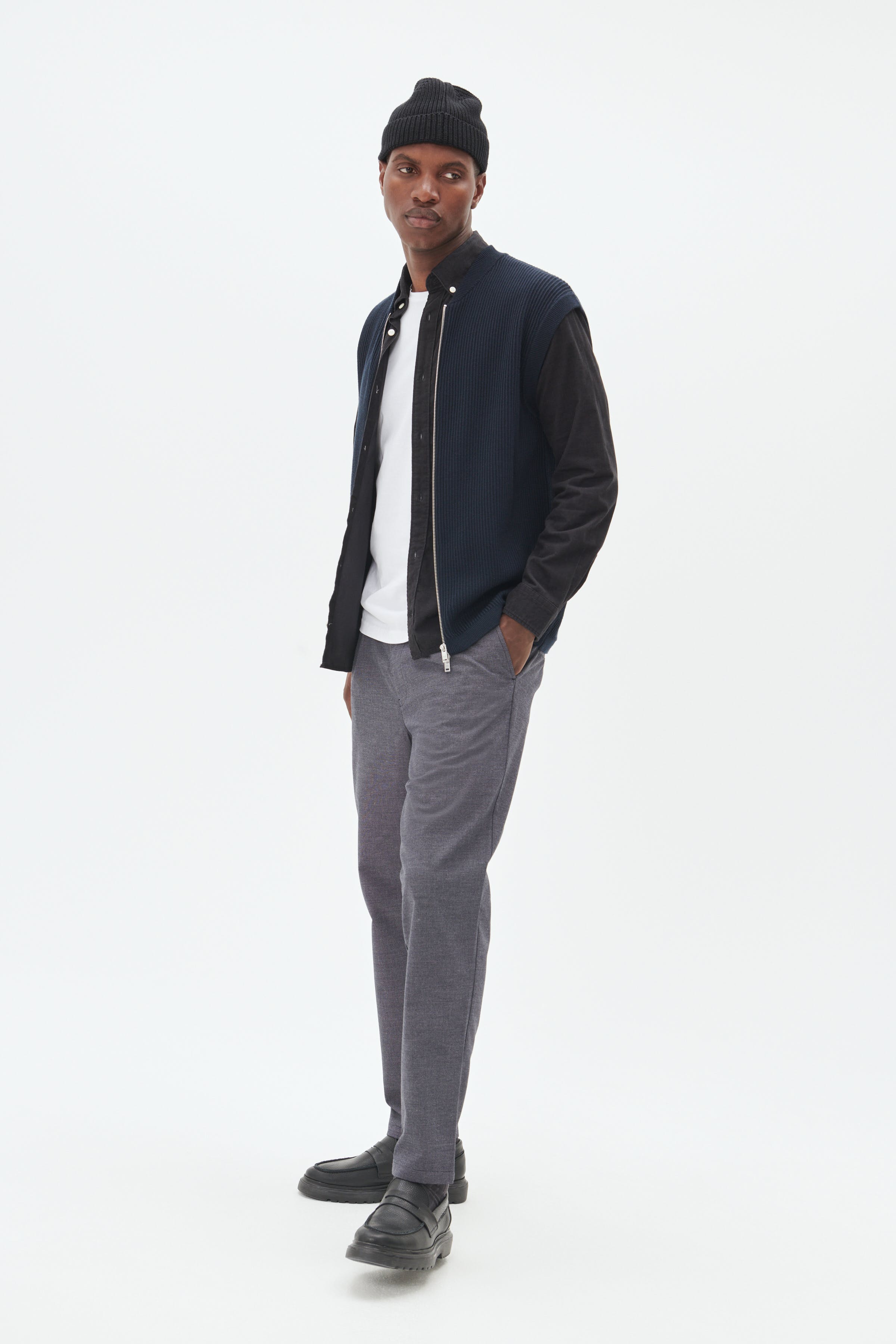 MAkian Bukser LOCATION NONE 30207662-1940111