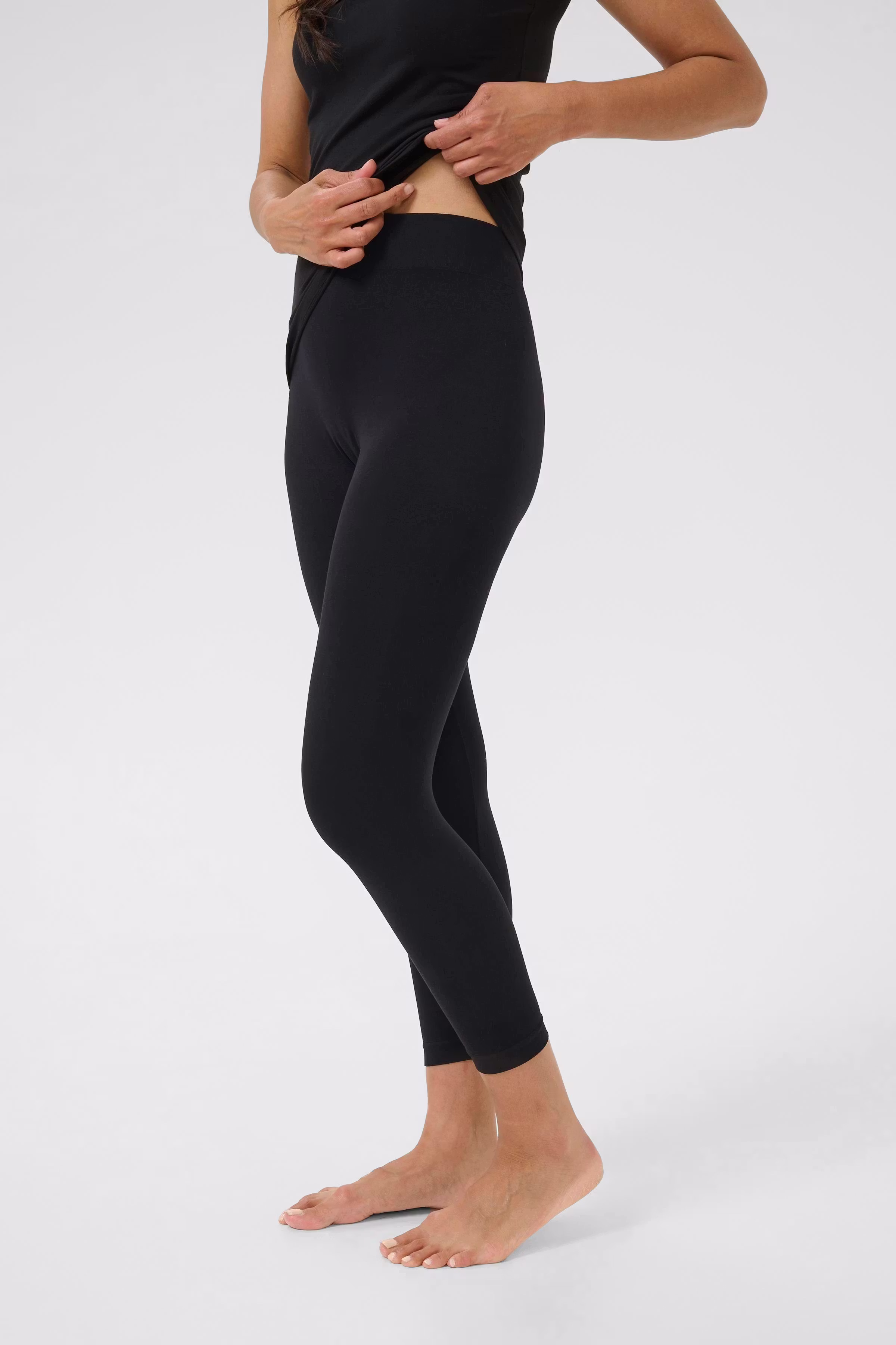 Seamless capri leggins LOOKBOOK FRONT 40103466-400010